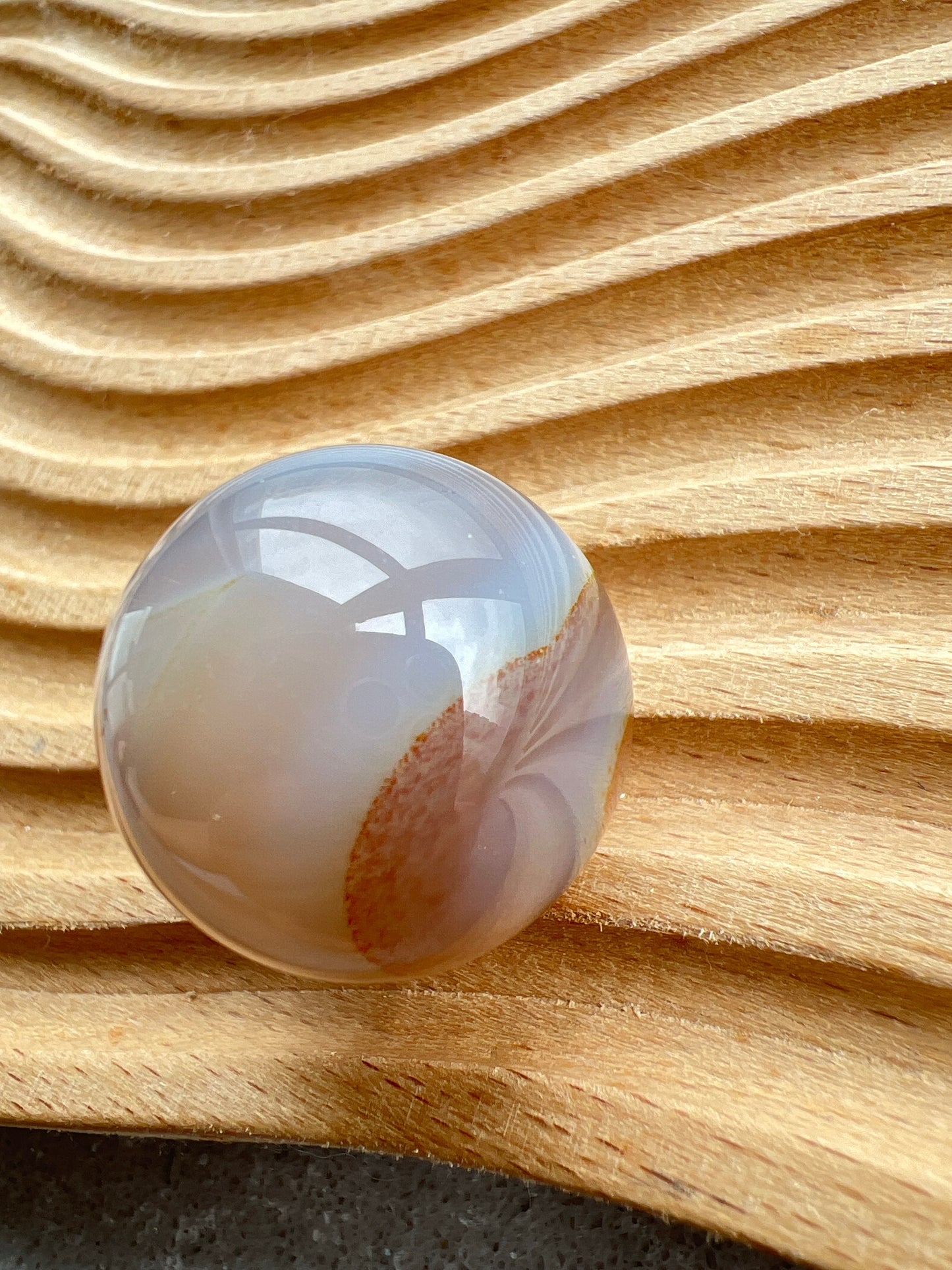 透潤瑪瑙小球
瑪瑙是玉髓礦石的一種,同為石英(Quartz)族的一員,有不同的顏色,多由半透明與不透明的條紋互相交替著,有著不同細膩的帶狀紋理和圖樣,全部都是獨一無二的圖案,非常特別,亦是我喜歡欣賞瑪瑙的其中一個原因。
瑪瑙亦是佛教七寶之一,自古以來是作辟邪,護身符之用,能量是沉厚,穩定而柔和的,對消除壓力,負面能量有幫助,從而能夠改善睡眠質素,增強記憶力。