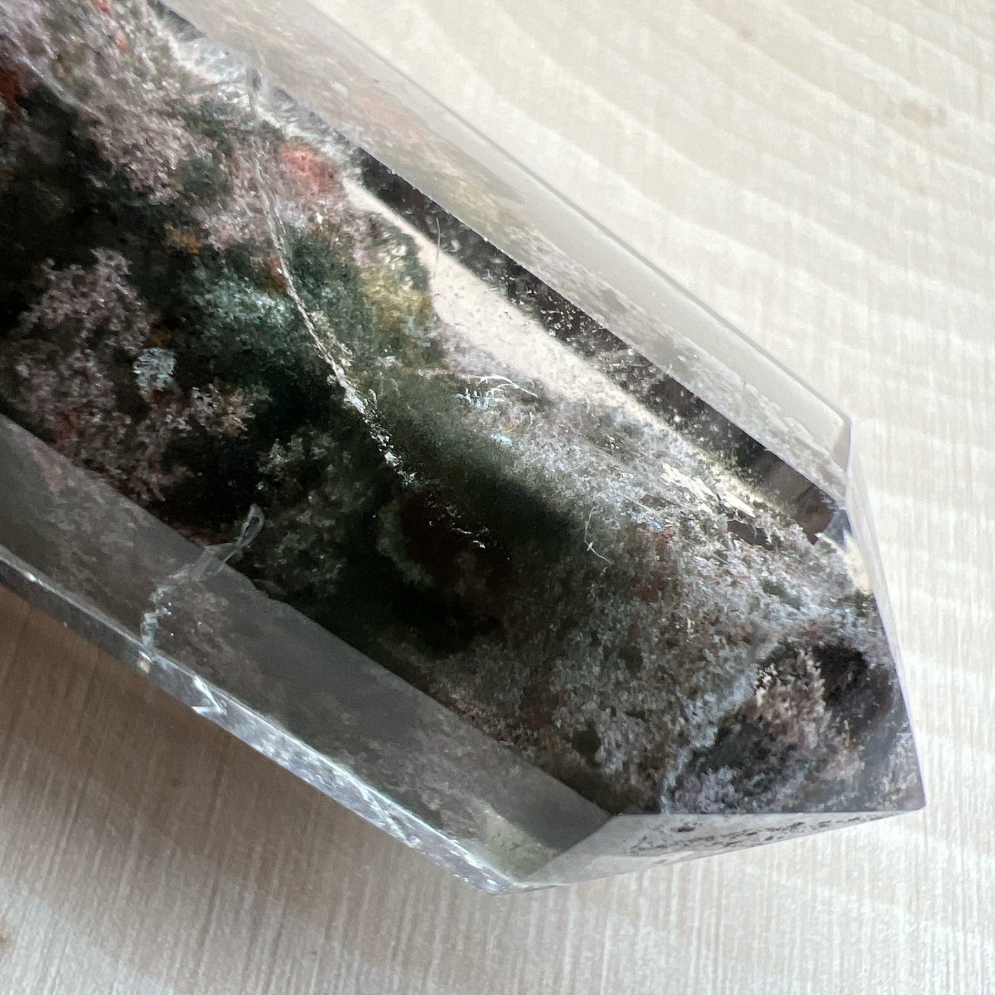 彩幽靈柱
幽靈是指內有多種顏色的火山泥或礦物質,主要有綠、紅、橙和白,包含了多種功效。
綠幽靈
-主正財,由事業,主意帶來的財富
-聚財,由辛勤努力而累積的財富
-招有助增旺事業的貴人
-平穩情緒
紅幽靈
-增加包容心與同理心
-增加理解力與包容能力
-招財的功效
-緩解疲憊,放鬆情緒
白幽靈
-淨化個人氣場
-提升記憶力