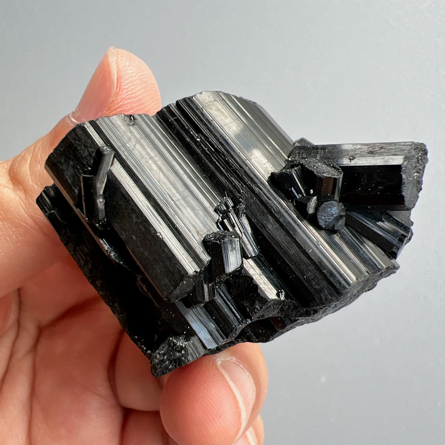 這次購入一批莫桑比克亮面精品黑碧璽原石, 有部份更是罕見的花形,每一顆都是非常精緻,紋路清晰,非常值得收藏。 黑碧璽 -可排除身上及空間的濁氣、病氣 -避邪化凶,避開不乾淨的邪物 -吸收負面能量,消除負能量