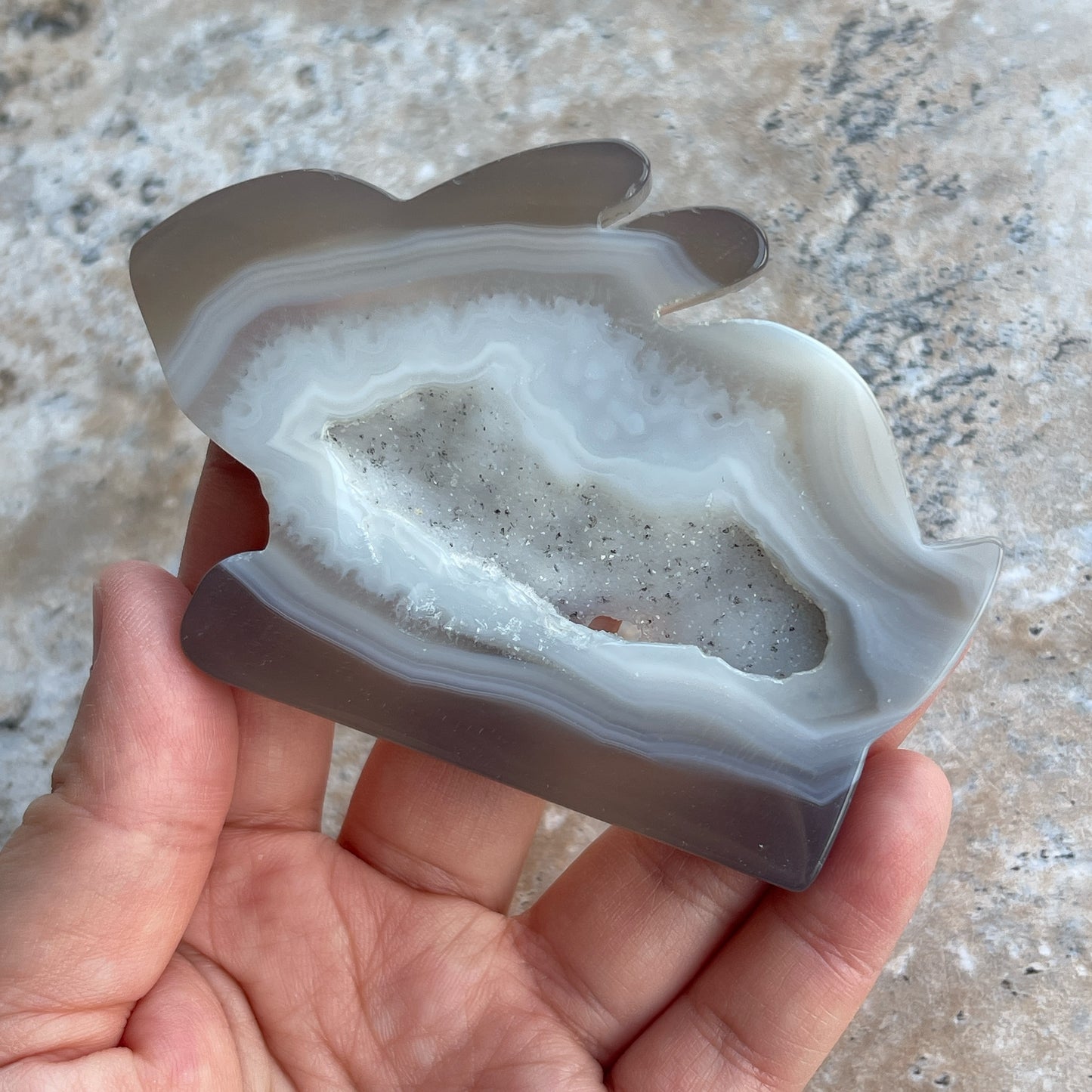 瑪瑙配軟糖晶牙 瑪瑙是玉髓礦石的一種,同為石英(Quartz)族的一員,有不同的顏色,多由半透明與不透明的條紋互相交替著,有著不同細膩的帶狀紋理和圖樣,全部都是獨一無二的圖案,非常特別,亦是我喜歡欣賞瑪瑙的其中一個原因。 瑪瑙亦是佛教七寶之一,自古以來是作辟邪,護身符之用,能量是沉厚,穩定而柔和的,對消除壓力,負面能量有幫助,從而能夠改善睡眠質素,增強記憶力。