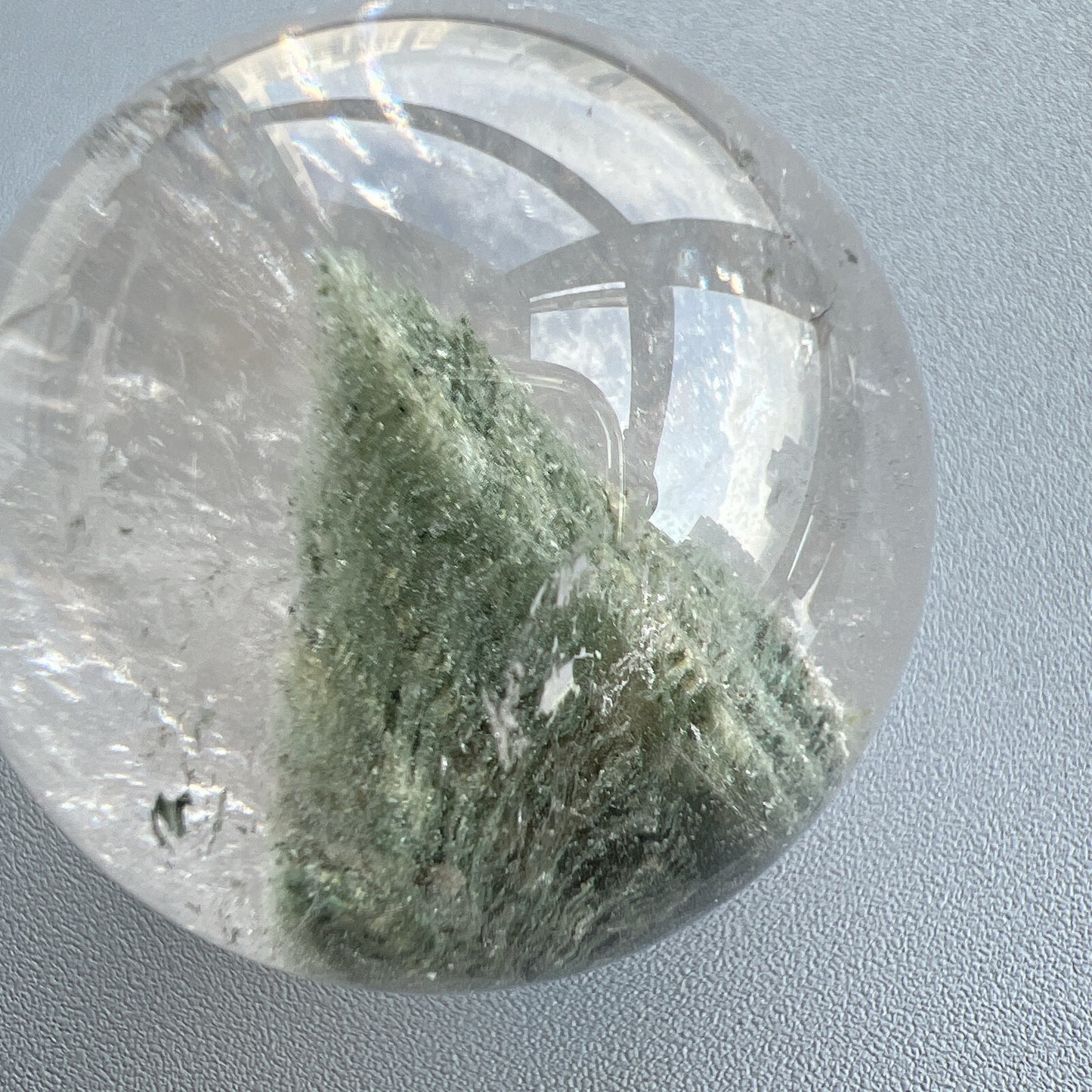 幽靈是指內有多種顏色的火山泥或礦物質,主要有綠、紅、橙和白,包含了不同功效。 ▫️綠幽靈 -主正財,由事業,主意帶來的財富 -聚財,由辛勤努力而累積的財富 -招有助增旺事業的貴人 -平穩情緒