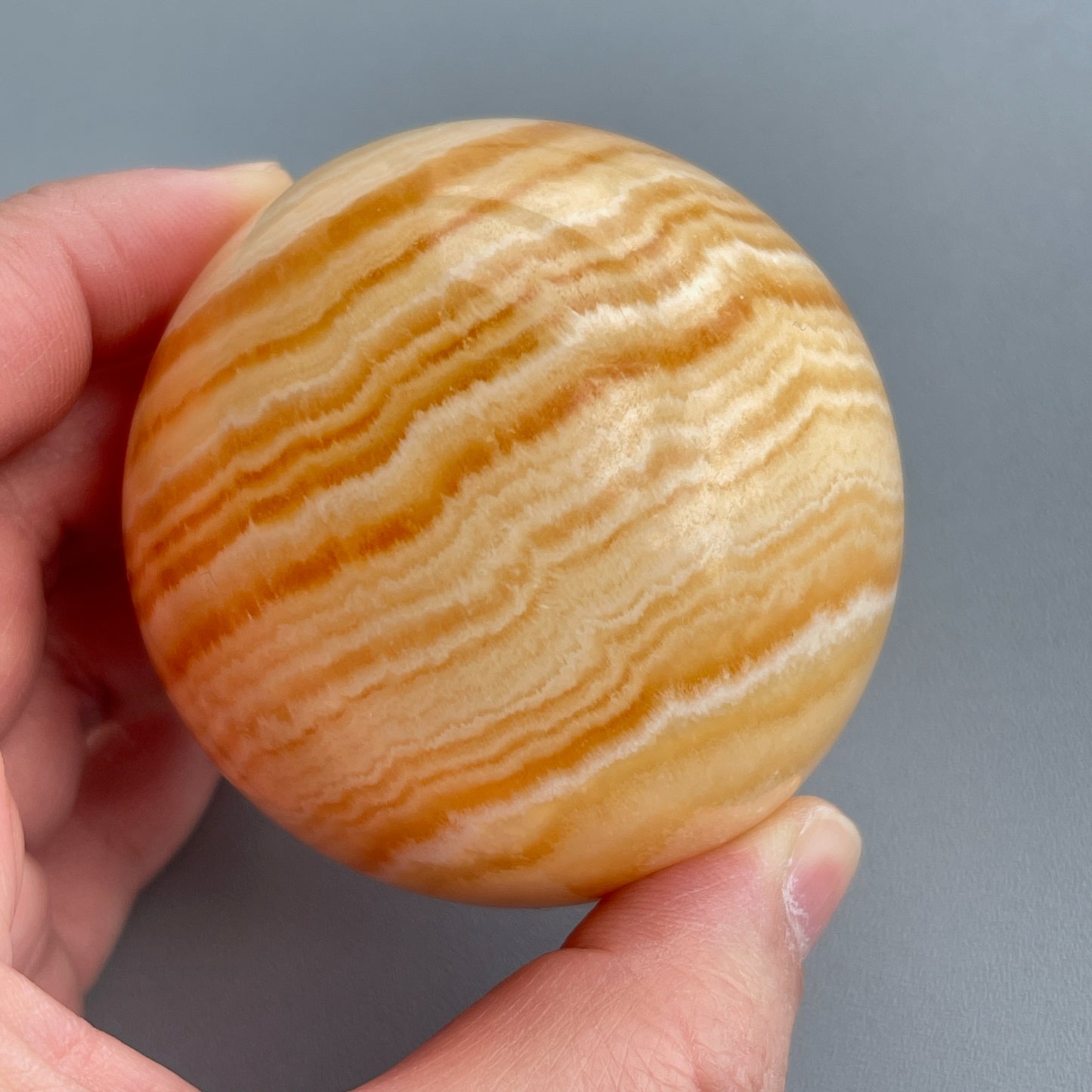 千層橙方解石球 -淨化、平衡、排除負能量,為你帶來正能量 -令人放鬆心情,舒緩壓力,讓心情開朗 -令你重拾自信心, -可用來改善環境中的氣味及能量 -改善人際關係