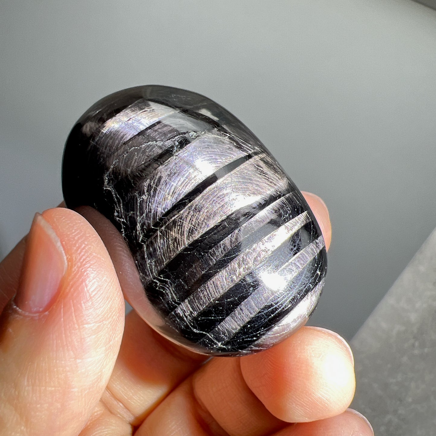 金運石/銀線石手把 金運石又名銀線石。它的英文名Hypersthene,是來自古希臘文,解作「超強力」的意思。它於古埃及時期已為皇室貴族所擁有的幸運之石,具辟邪擋災及招財之效。 亮黑的金運石在光線的照射下,閃耀著銀線紋理及金屬線眼的光輝 -辟邪化煞,保平安 -招財,招好運氣🍀 -消除負能量,改善情緒 -增強生命力,恢復精神和體力 -加強行動力,增強領袖魅力