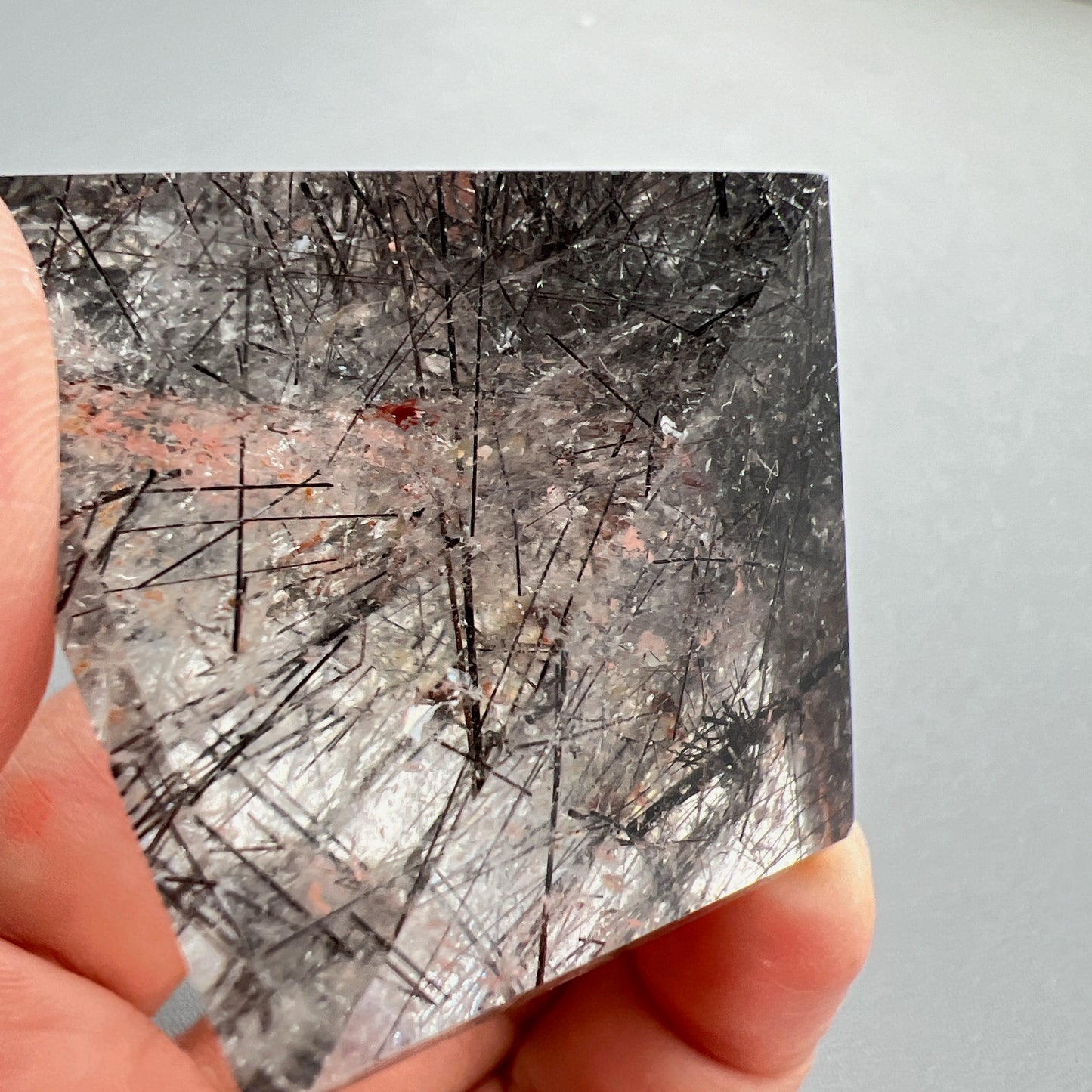 黑髮晶 -清理及抵禦負能量 -提防小人,化解負面情緒 -讓領導者專注於目標,加強決斷力 -提升事業運 -招財,凝聚財氣 四面體(金字塔形) -有促進平衡,穩定和創造變化的能力 -提升專注力,協助達成目標 -鎮定心靈,保平安,鎮宅避邪 -據說金字塔有極強的聚集宇宙能量漩渦的能力,能將財富、 旺氣從四面八方凝聚在它的四周盤旋不散。