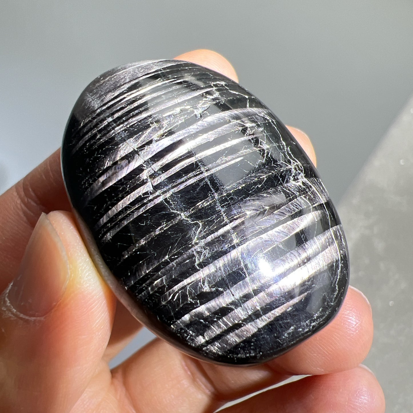 金運石/銀線石手把 金運石又名銀線石。它的英文名Hypersthene,是來自古希臘文,解作「超強力」的意思。它於古埃及時期已為皇室貴族所擁有的幸運之石,具辟邪擋災及招財之效。 亮黑的金運石在光線的照射下,閃耀著銀線紋理及金屬線眼的光輝 -辟邪化煞,保平安 -招財,招好運氣🍀 -消除負能量,改善情緒 -增強生命力,恢復精神和體力 -加強行動力,增強領袖魅力