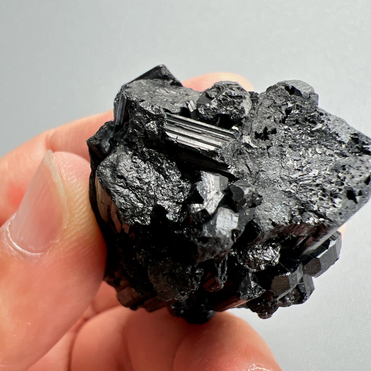 這次購入一批莫桑比克亮面精品黑碧璽原石, 有部份更是罕見的花形,每一顆都是非常精緻,紋路清晰,非常值得收藏。 黑碧璽 -可排除身上及空間的濁氣、病氣 -避邪化凶,避開不乾淨的邪物 -吸收負面能量,消除負能量