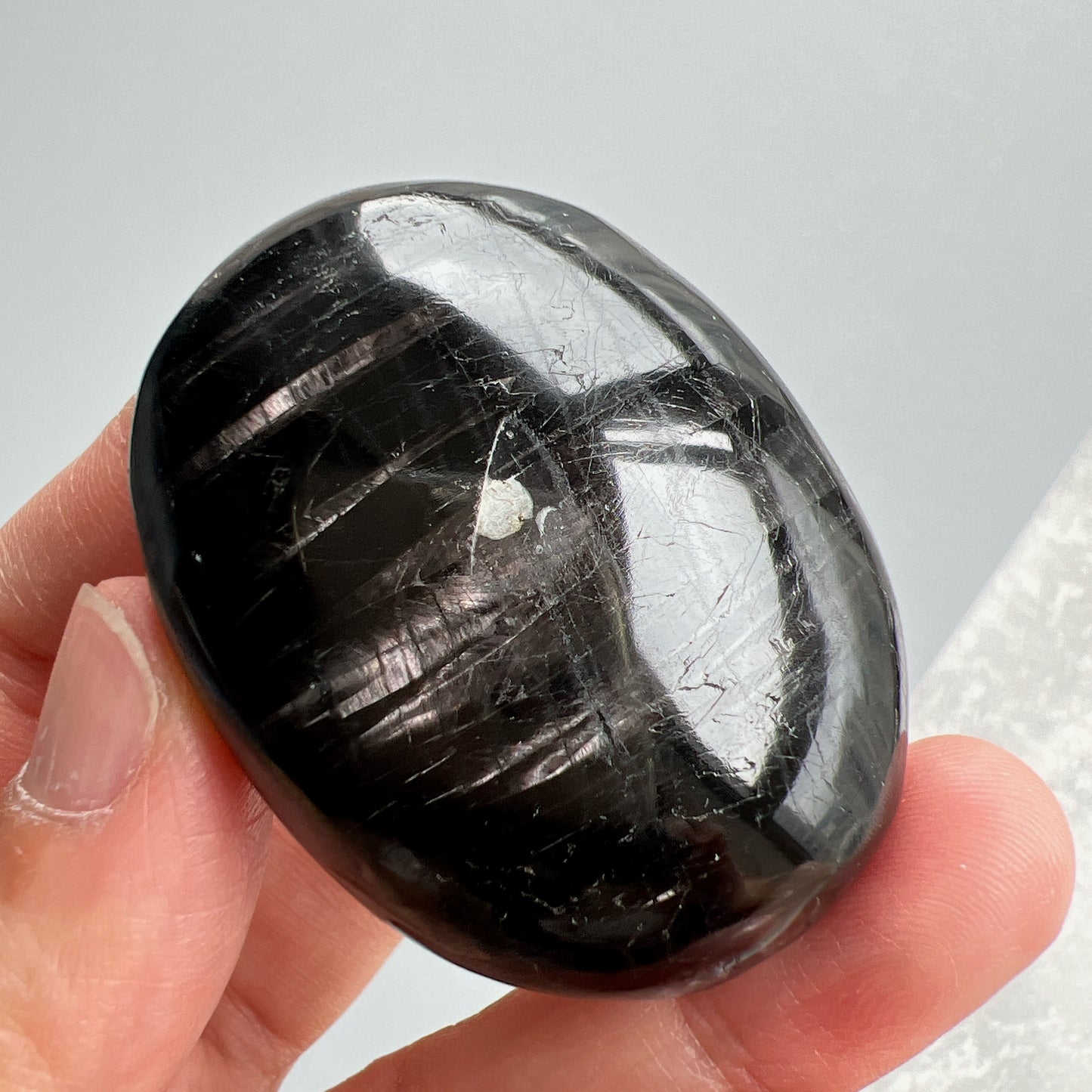 金運石/銀線石手把 金運石又名銀線石。它的英文名Hypersthene,是來自古希臘文,解作「超強力」的意思。它於古埃及時期已為皇室貴族所擁有的幸運之石,具辟邪擋災及招財之效。 亮黑的金運石在光線的照射下,閃耀著銀線紋理及金屬線眼的光輝 -辟邪化煞,保平安 -招財,招好運氣🍀 -消除負能量,改善情緒 -增強生命力,恢復精神和體力 -加強行動力,增強領袖魅力