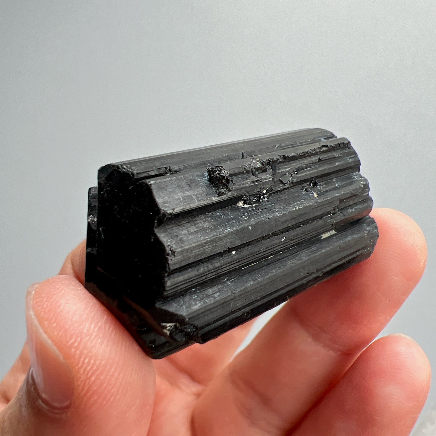 這次購入一批莫桑比克亮面精品黑碧璽原石, 有部份更是罕見的花形,每一顆都是非常精緻,紋路清晰,非常值得收藏。 黑碧璽 -可排除身上及空間的濁氣、病氣 -避邪化凶,避開不乾淨的邪物 -吸收負面能量,消除負能量