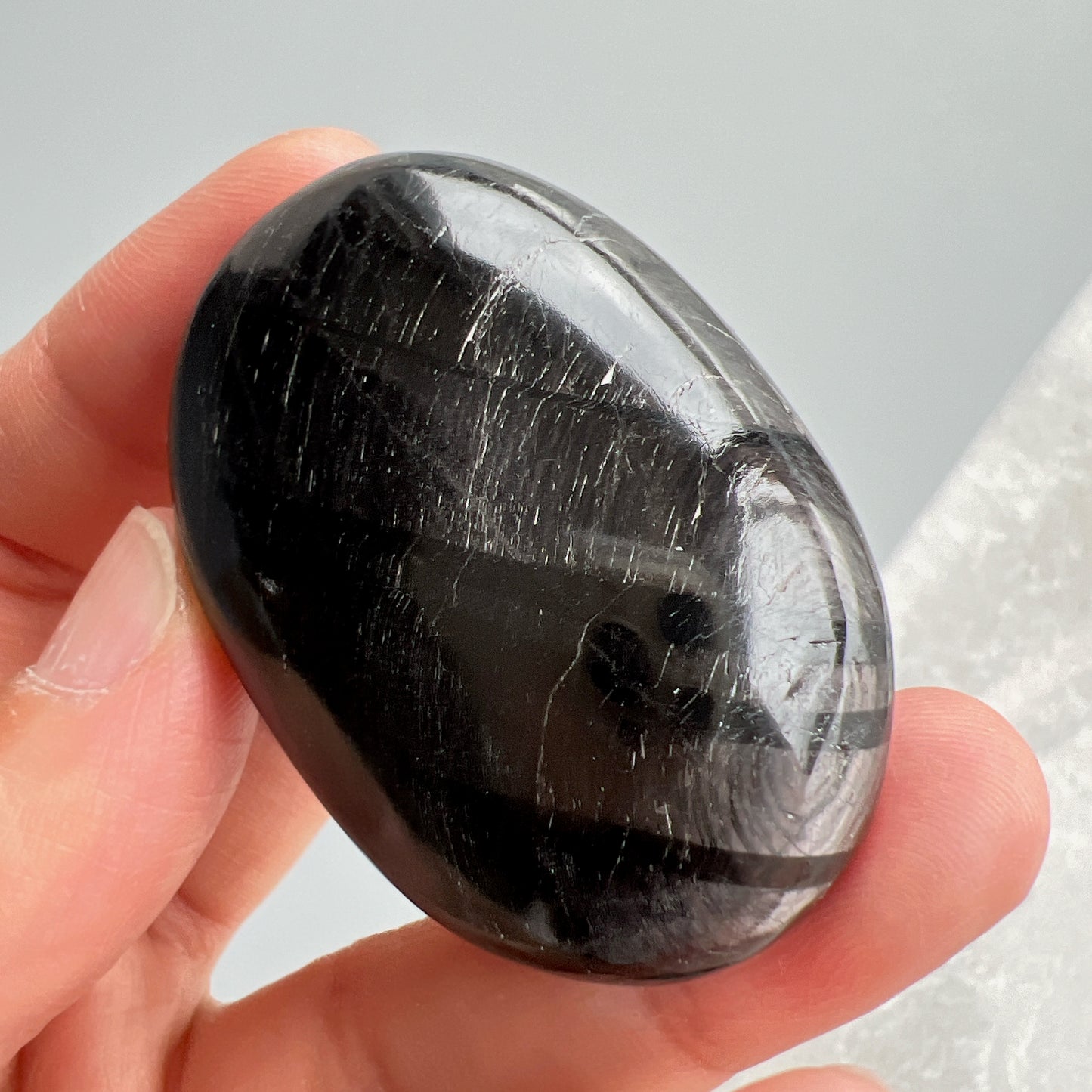 金運石/銀線石手把 金運石又名銀線石。它的英文名Hypersthene,是來自古希臘文,解作「超強力」的意思。它於古埃及時期已為皇室貴族所擁有的幸運之石,具辟邪擋災及招財之效。 亮黑的金運石在光線的照射下,閃耀著銀線紋理及金屬線眼的光輝 -辟邪化煞,保平安 -招財,招好運氣🍀 -消除負能量,改善情緒 -增強生命力,恢復精神和體力 -加強行動力,增強領袖魅力