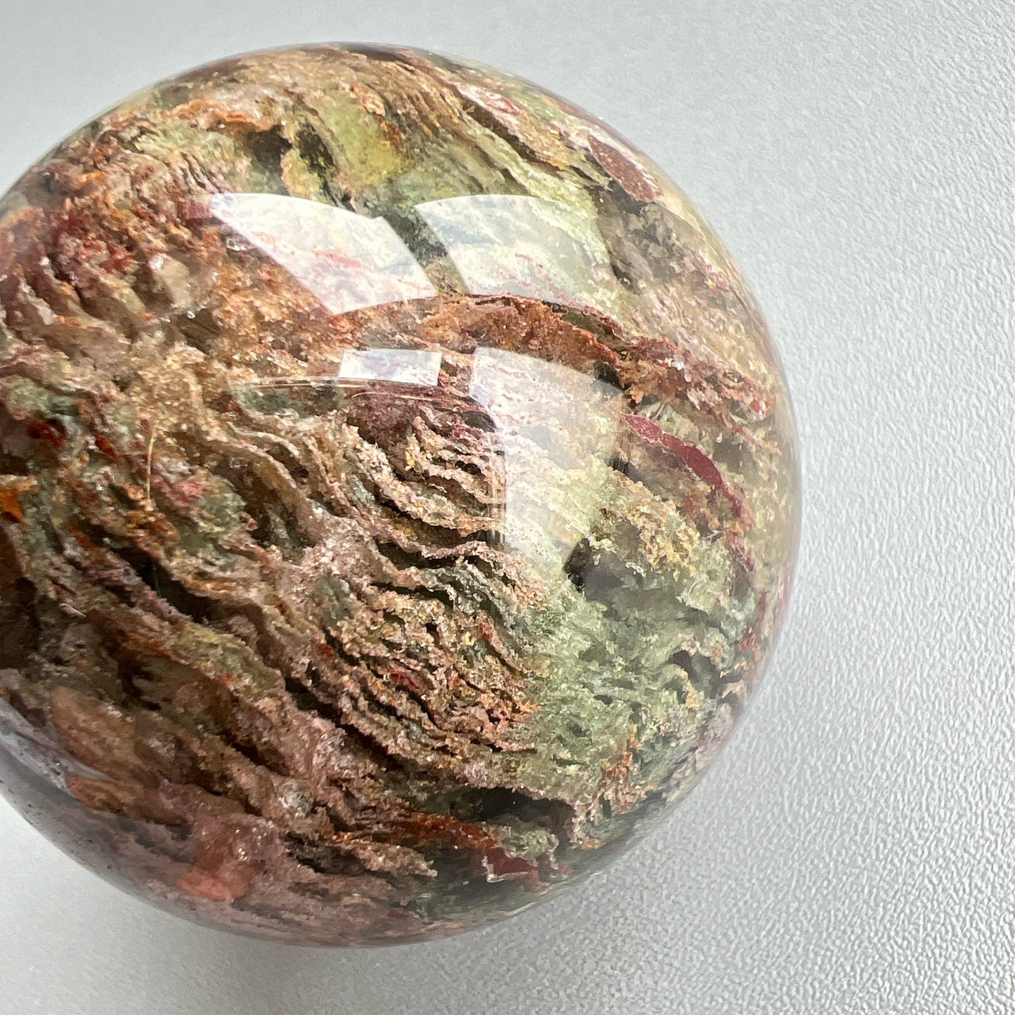 四季幽靈是指內有多種顏色的火山泥或礦物質,主要有綠、紅、橙和白,包含了不同功效。
▫️綠幽靈
-主正財,由事業,主意帶來的財富
-聚財,由辛勤努力而累積的財富
-招有助增旺事業的貴人
-平穩情緒
▫️紅幽靈
-增加包容心與同理心
-增加理解力與包容能力
-招財的功效
-緩解疲憊,放鬆情緒
▫️白幽靈
-淨化個人氣場
-提升記憶力