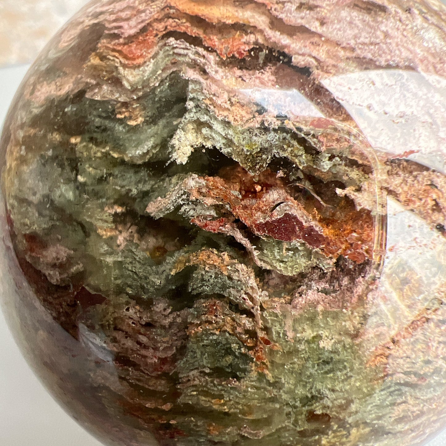 四季幽靈是指內有多種顏色的火山泥或礦物質,主要有綠、紅、橙和白,包含了不同功效。
▫️綠幽靈
-主正財,由事業,主意帶來的財富
-聚財,由辛勤努力而累積的財富
-招有助增旺事業的貴人
-平穩情緒
▫️紅幽靈
-增加包容心與同理心
-增加理解力與包容能力
-招財的功效
-緩解疲憊,放鬆情緒
▫️白幽靈
-淨化個人氣場
-提升記憶力