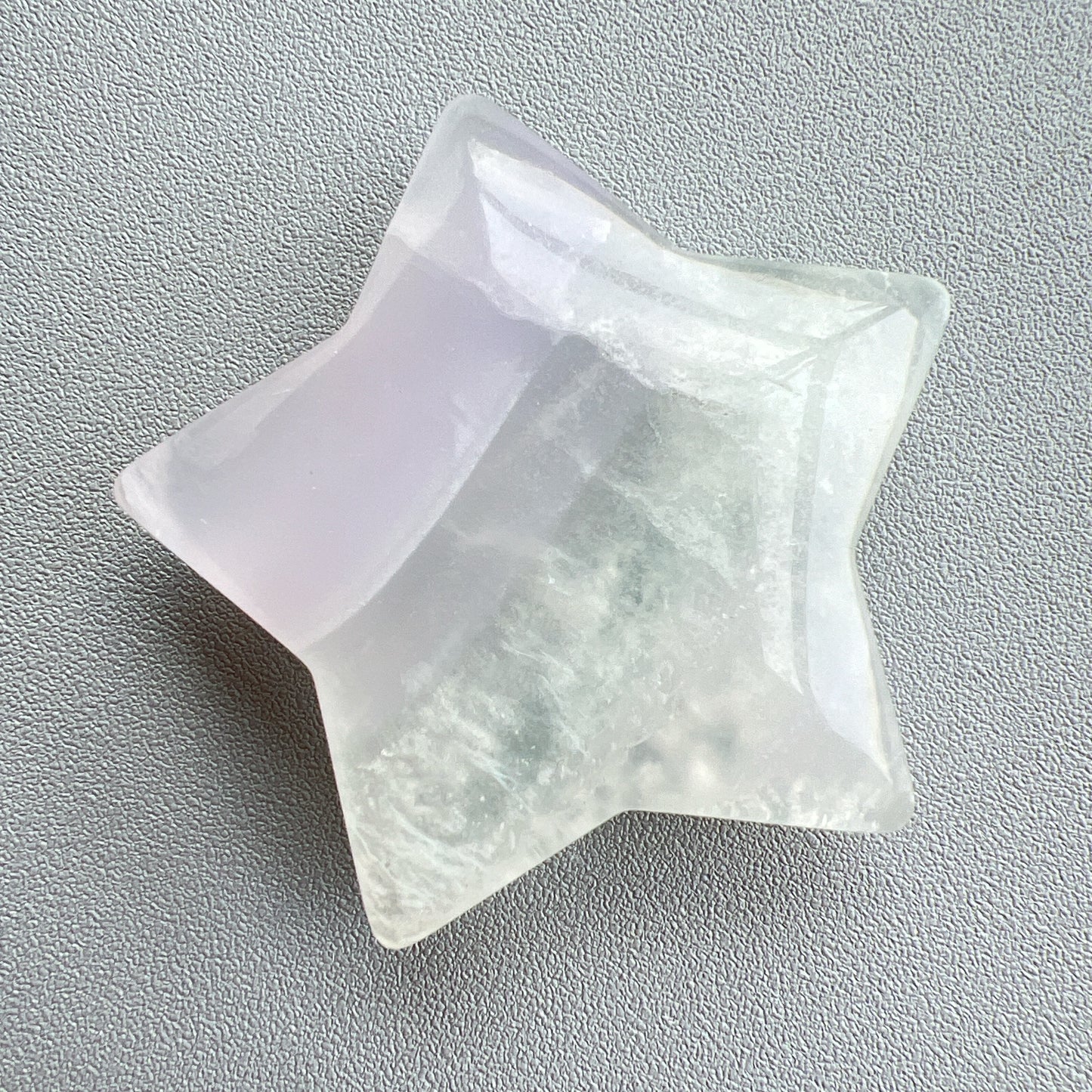 螢石星星 ⭐️
螢石是不可或缺的晶石之一,除左螢石有豐富嘅色彩和好高的觀賞價值之外,放她在工作枱亦都可以時時刻刻緩解煩躁的情緒,有助減低壓力,去除人體積累的負能量,同時亦可以減低電子器材發出的輻射。
綠螢石可幫助消除焦慮的消極感受,亦提高了冷靜思考和應對的能力。
紫螢石適合從事思考的工作者,讓思考更敏銳。