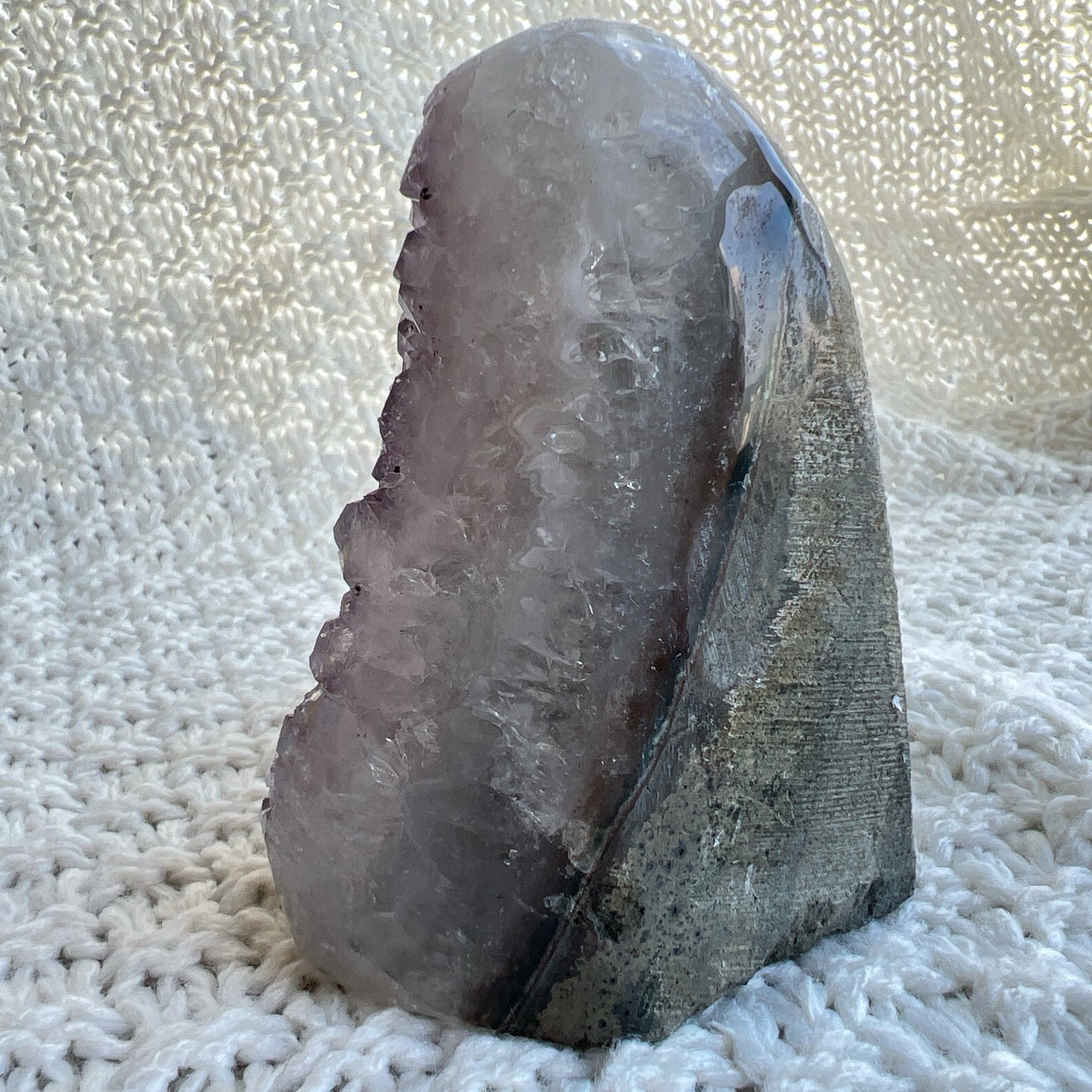 紫晶鎮
紫晶鎮是吉祥如意的寶石,放置在辦公室、客廳、書房與臥室等,都可以用以淨化室內不淨的磁場及負能量。
可以幫手串消磁、淨化、充電。
紫水晶
-代表著智慧,幫助頭腦清晰
-增加機智,提高直覺力與潛意識
-有助思考,激發創意,加強記憶力
-有「社交之石」之稱,有助於常遇貴人
-紫色光招引人緣及貴人,具有中國風水學裡「因貴得財」之意。
-加強包容心、容忍性
-舒緩緊張情緒,鎮定安神