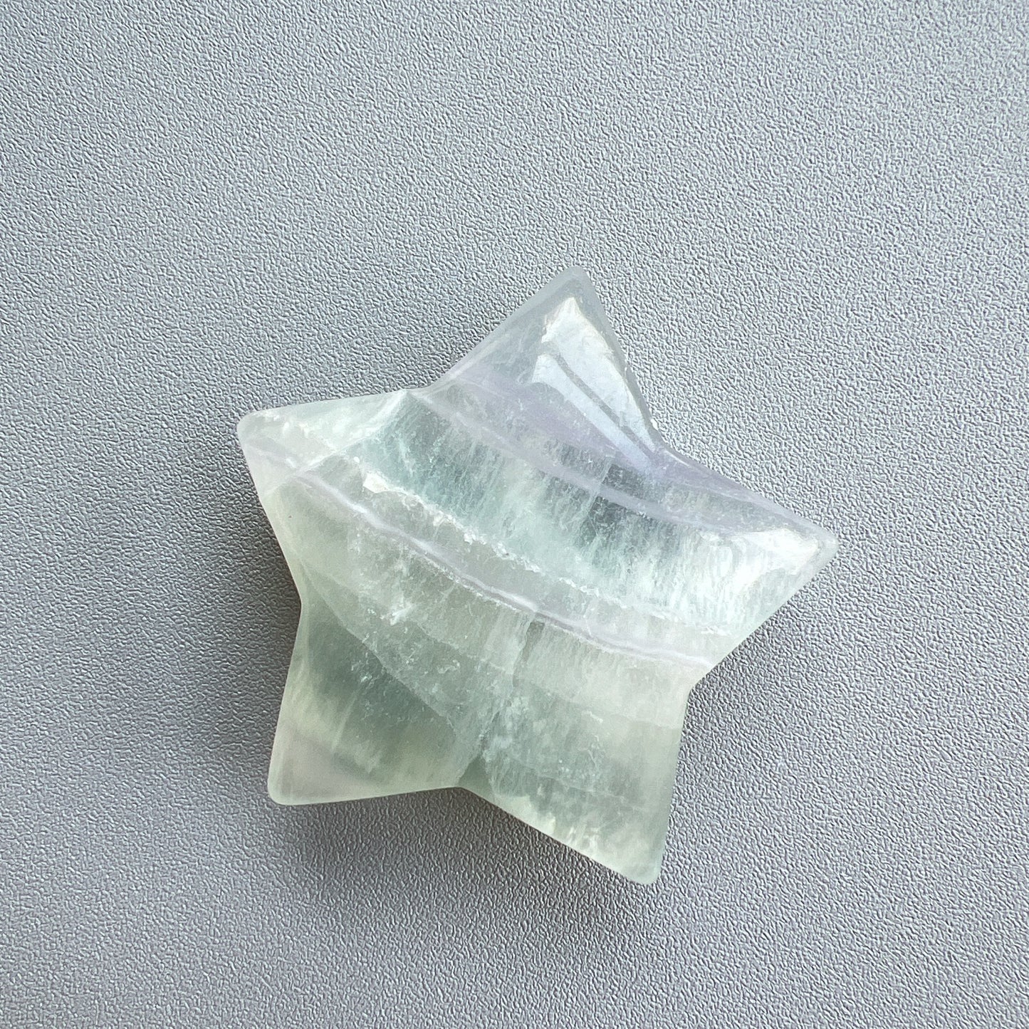 螢石星星 ⭐️
螢石是不可或缺的晶石之一,除左螢石有豐富嘅色彩和好高的觀賞價值之外,放她在工作枱亦都可以時時刻刻緩解煩躁的情緒,有助減低壓力,去除人體積累的負能量,同時亦可以減低電子器材發出的輻射。
綠螢石可幫助消除焦慮的消極感受,亦提高了冷靜思考和應對的能力。
紫螢石適合從事思考的工作者,讓思考更敏銳。