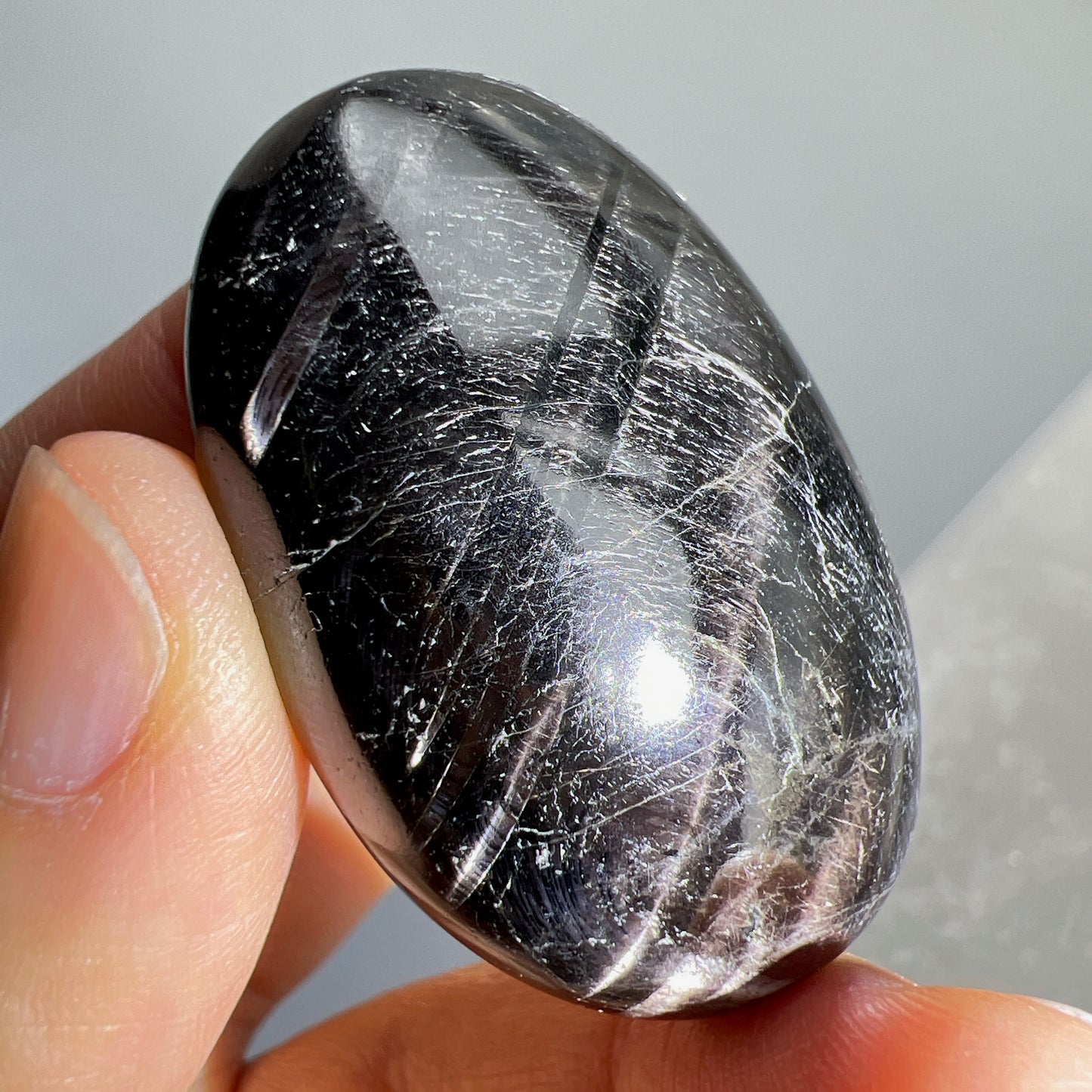 金運石/銀線石手把 金運石又名銀線石。它的英文名Hypersthene,是來自古希臘文,解作「超強力」的意思。它於古埃及時期已為皇室貴族所擁有的幸運之石,具辟邪擋災及招財之效。 亮黑的金運石在光線的照射下,閃耀著銀線紋理及金屬線眼的光輝 -辟邪化煞,保平安 -招財,招好運氣🍀 -消除負能量,改善情緒 -增強生命力,恢復精神和體力 -加強行動力,增強領袖魅力