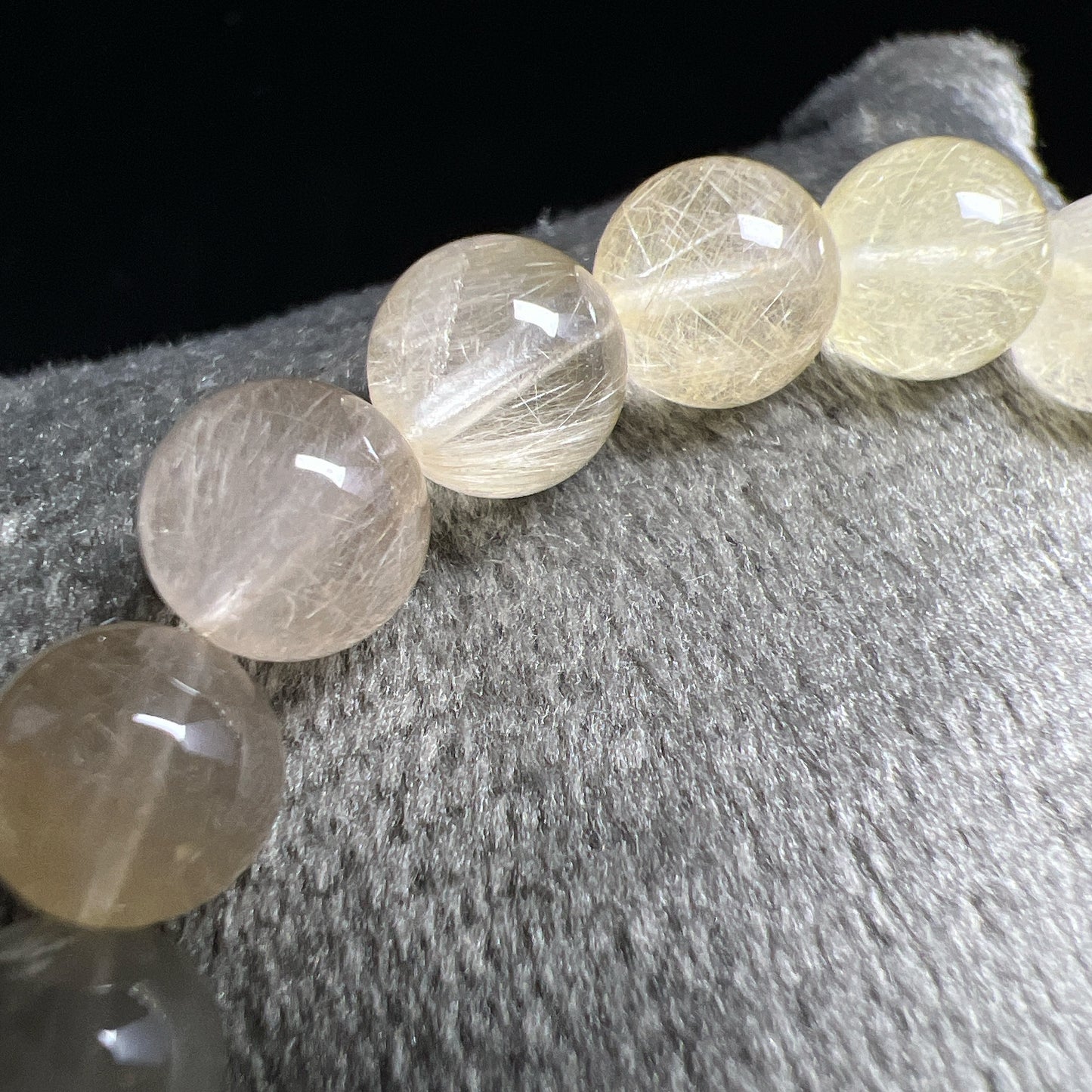 彩兔毛
兔毛水晶屬於髮晶中的一種。「兔毛」是一種商品形象名稱,是因在無色透明水晶中包含有無數的「兔毛」般髮狀礦物集合體,分佈彎曲叢生,就像兔子絨毛般細細絨絨柔柔纏繞,故稱「兔毛晶」。
-招財聚財💰
-平靜心靈,避濁氣和不潔物近身
-激發鬥志,提高自信心
-改善血液循環、調整女性荷爾蒙,舒緩女性周期不適
-消除消極情緒,化解事非