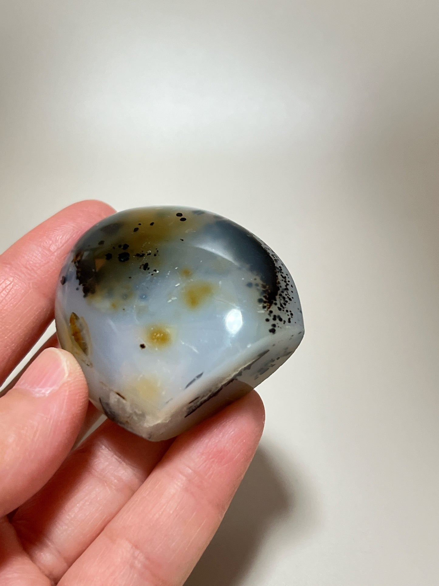 瑪瑙共生軟錳礦
這顆瑪瑙裡裡面共生了軟錳礦(又名樹枝,苔紋), 是因為二氧化錳滲入的關係造成樹枝狀的樣子, 會出現在水晶和瑪瑙裡面。
-能令人精神放鬆,減少失眠症狀
-瑪瑙具有平衡,穩定及保護的作用
