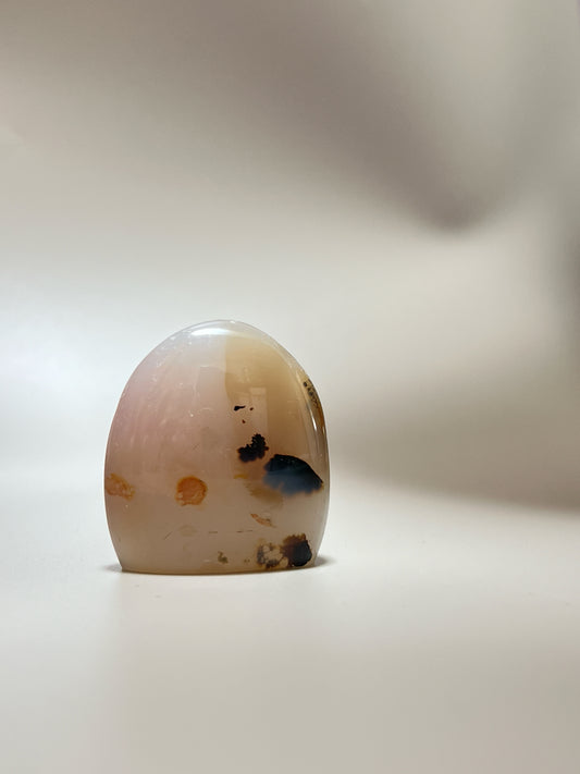 瑪瑙共生軟錳礦
這顆瑪瑙裡裡面共生了軟錳礦(又名樹枝,苔紋), 是因為二氧化錳滲入的關係造成樹枝狀的樣子, 會出現在水晶和瑪瑙裡面。
-能令人精神放鬆,減少失眠症狀
-瑪瑙具有平衡,穩定及保護的作用
-也是護身符及辟邪物,有保平安功效