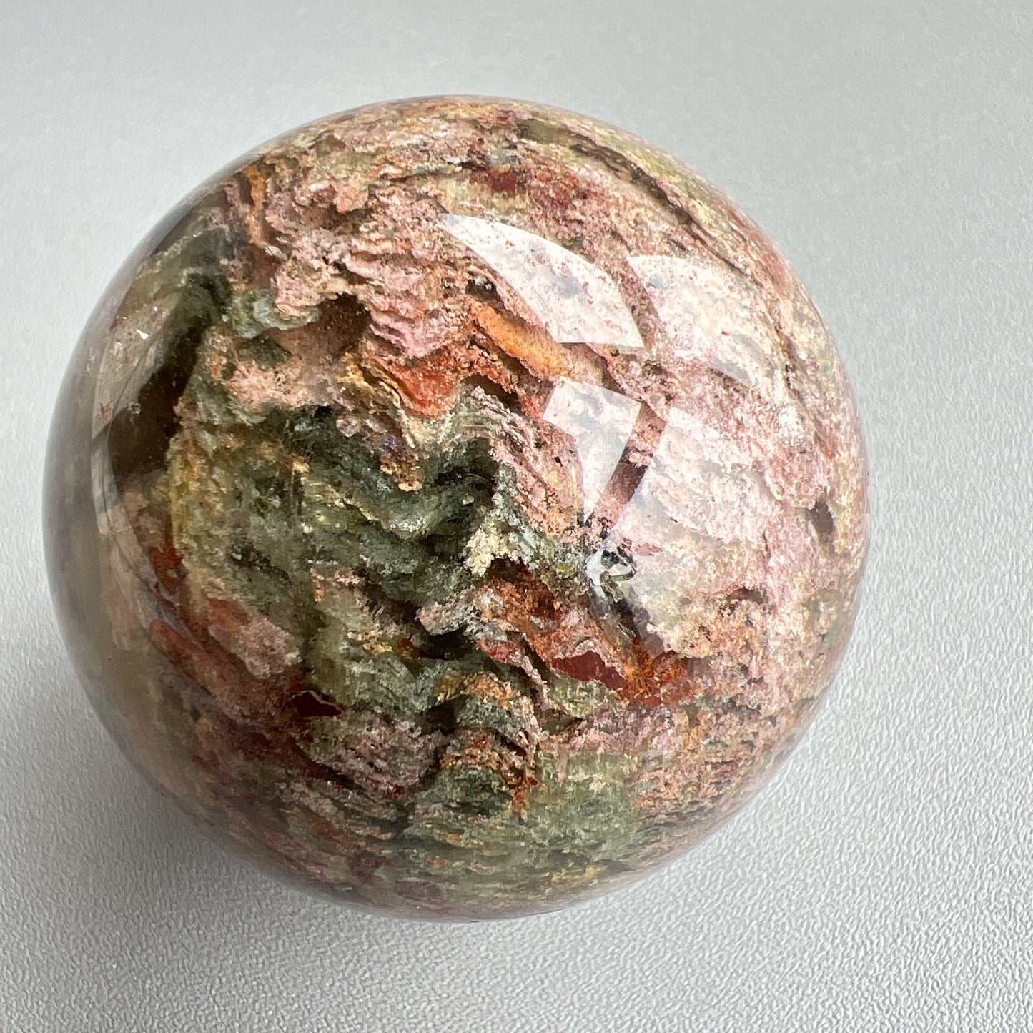 四季幽靈是指內有多種顏色的火山泥或礦物質,主要有綠、紅、橙和白,包含了不同功效。
▫️綠幽靈
-主正財,由事業,主意帶來的財富
-聚財,由辛勤努力而累積的財富
-招有助增旺事業的貴人
-平穩情緒
▫️紅幽靈
-增加包容心與同理心
-增加理解力與包容能力
-招財的功效
-緩解疲憊,放鬆情緒
▫️白幽靈
-淨化個人氣場
-提升記憶力