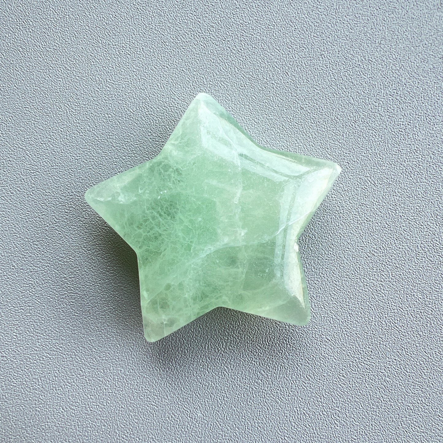 螢石星星 ⭐️
螢石是不可或缺的晶石之一,除左螢石有豐富嘅色彩和好高的觀賞價值之外,放她在工作枱亦都可以時時刻刻緩解煩躁的情緒,有助減低壓力,去除人體積累的負能量,同時亦可以減低電子器材發出的輻射。
綠螢石可幫助消除焦慮的消極感受,亦提高了冷靜思考和應對的能力。