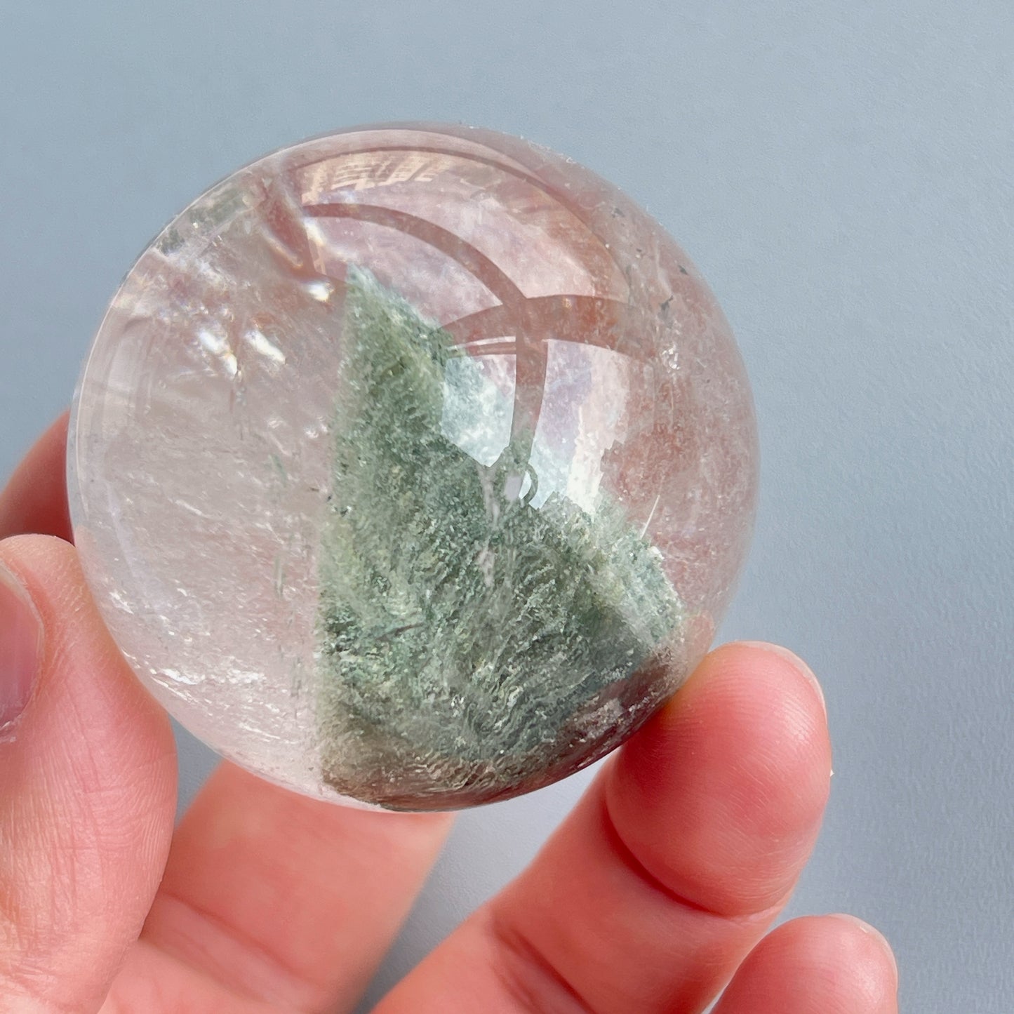 幽靈是指內有多種顏色的火山泥或礦物質,主要有綠、紅、橙和白,包含了不同功效。 ▫️綠幽靈 -主正財,由事業,主意帶來的財富 -聚財,由辛勤努力而累積的財富 -招有助增旺事業的貴人 -平穩情緒