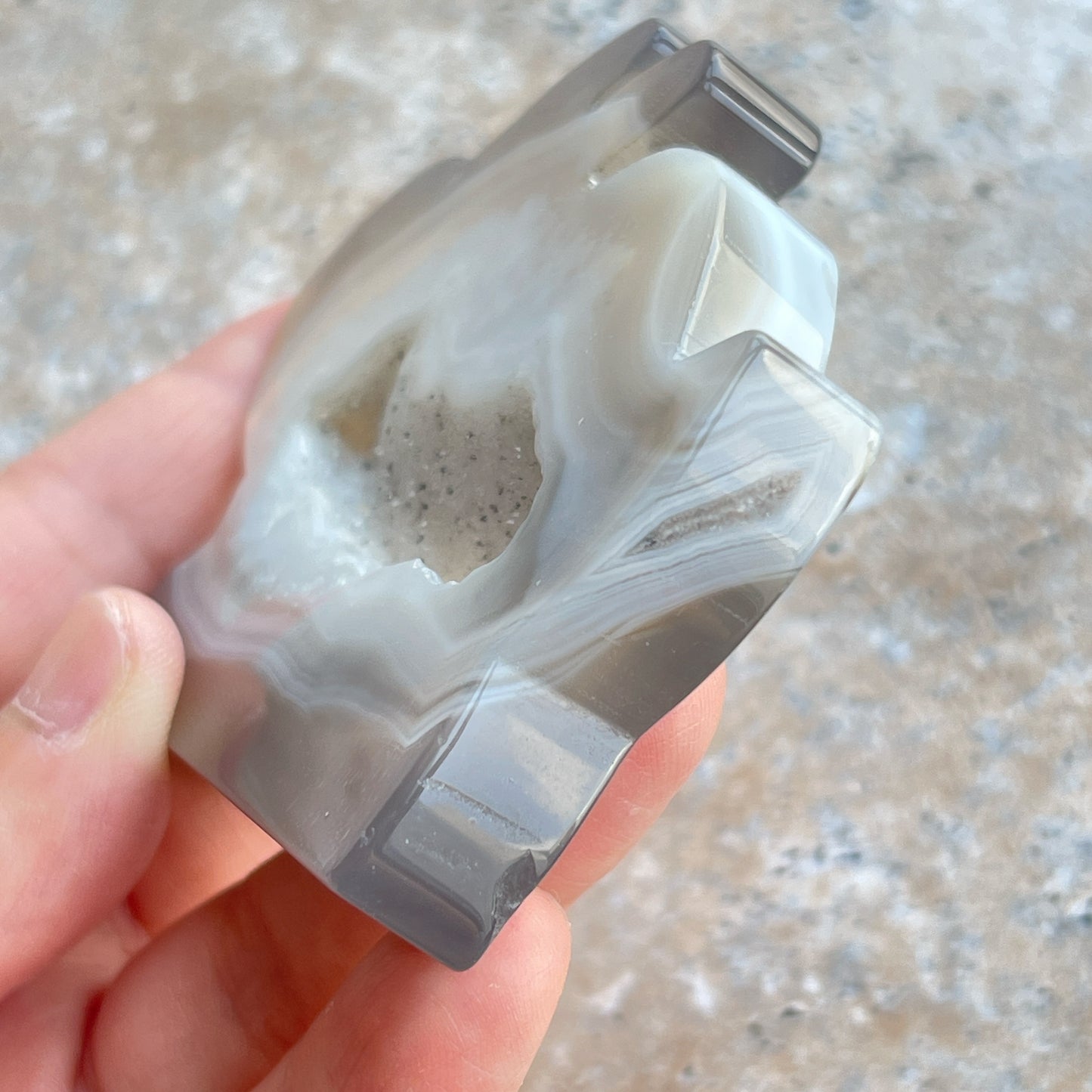 瑪瑙配軟糖晶牙 瑪瑙是玉髓礦石的一種,同為石英(Quartz)族的一員,有不同的顏色,多由半透明與不透明的條紋互相交替著,有著不同細膩的帶狀紋理和圖樣,全部都是獨一無二的圖案,非常特別,亦是我喜歡欣賞瑪瑙的其中一個原因。 瑪瑙亦是佛教七寶之一,自古以來是作辟邪,護身符之用,能量是沉厚,穩定而柔和的,對消除壓力,負面能量有幫助,從而能夠改善睡眠質素,增強記憶力。