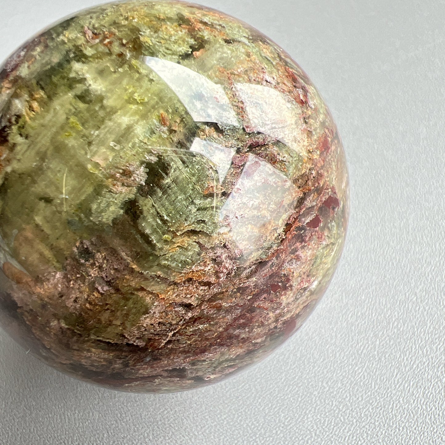 四季幽靈是指內有多種顏色的火山泥或礦物質,主要有綠、紅、橙和白,包含了不同功效。
▫️綠幽靈
-主正財,由事業,主意帶來的財富
-聚財,由辛勤努力而累積的財富
-招有助增旺事業的貴人
-平穩情緒
▫️紅幽靈
-增加包容心與同理心
-增加理解力與包容能力
-招財的功效
-緩解疲憊,放鬆情緒
▫️白幽靈
-淨化個人氣場
-提升記憶力