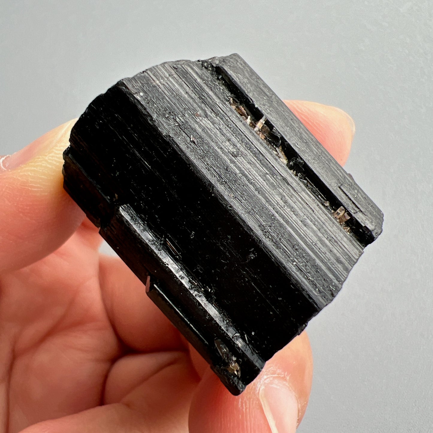 這次購入一批莫桑比克亮面精品黑碧璽原石, 有部份更是罕見的花形,每一顆都是非常精緻,紋路清晰,非常值得收藏。 黑碧璽 -可排除身上及空間的濁氣、病氣 -避邪化凶,避開不乾淨的邪物 -吸收負面能量,消除負能量