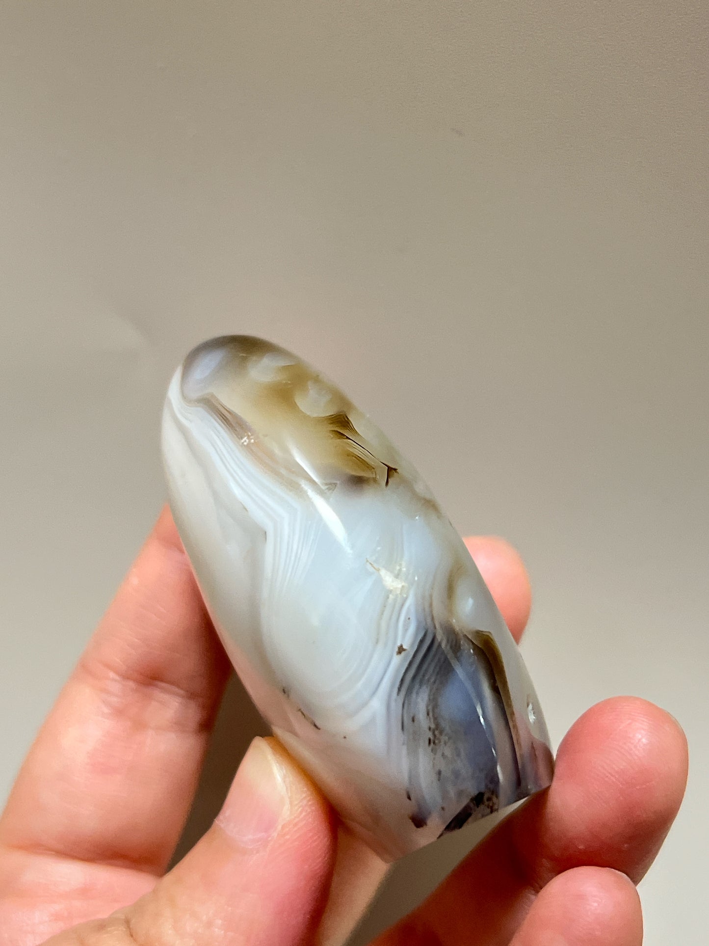 瑪瑙共生軟錳礦
這顆瑪瑙裡裡面共生了軟錳礦(又名樹枝,苔紋), 是因為二氧化錳滲入的關係造成樹枝狀的樣子, 會出現在水晶和瑪瑙裡面。
-能令人精神放鬆,減少失眠症狀
-瑪瑙具有平衡,穩定及保護的作用
-也是護身符及辟邪物,有保平安功效