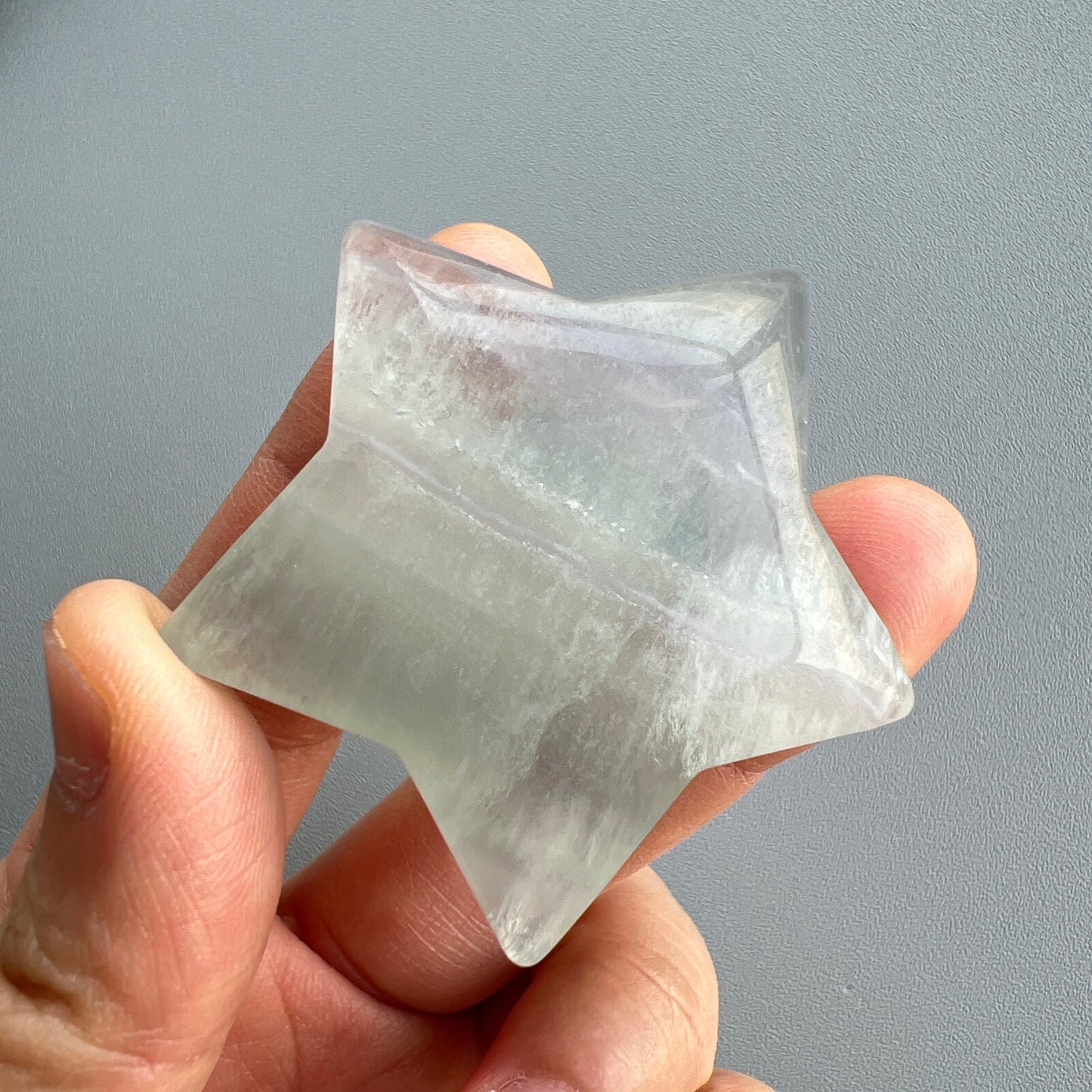 螢石星星 ⭐️
螢石是不可或缺的晶石之一,除左螢石有豐富嘅色彩和好高的觀賞價值之外,放她在工作枱亦都可以時時刻刻緩解煩躁的情緒,有助減低壓力,去除人體積累的負能量,同時亦可以減低電子器材發出的輻射。
綠螢石可幫助消除焦慮的消極感受,亦提高了冷靜思考和應對的能力。
紫螢石適合從事思考的工作者,讓思考更敏銳。