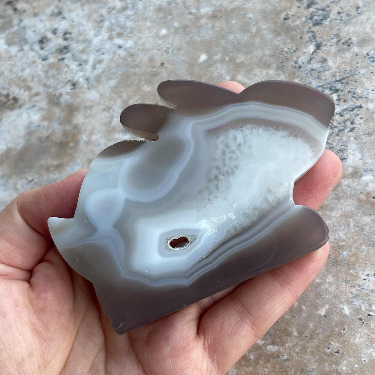 瑪瑙配軟糖晶牙 瑪瑙是玉髓礦石的一種,同為石英(Quartz)族的一員,有不同的顏色,多由半透明與不透明的條紋互相交替著,有著不同細膩的帶狀紋理和圖樣,全部都是獨一無二的圖案,非常特別,亦是我喜歡欣賞瑪瑙的其中一個原因。 瑪瑙亦是佛教七寶之一,自古以來是作辟邪,護身符之用,能量是沉厚,穩定而柔和的,對消除壓力,負面能量有幫助,從而能夠改善睡眠質素,增強記憶力。