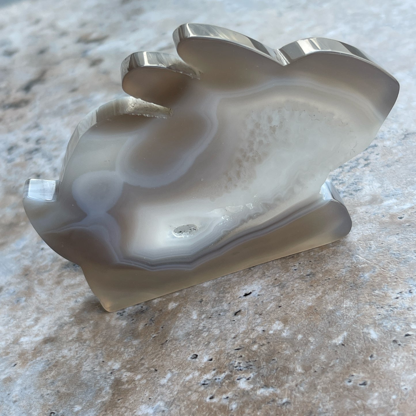 瑪瑙配軟糖晶牙 瑪瑙是玉髓礦石的一種,同為石英(Quartz)族的一員,有不同的顏色,多由半透明與不透明的條紋互相交替著,有著不同細膩的帶狀紋理和圖樣,全部都是獨一無二的圖案,非常特別,亦是我喜歡欣賞瑪瑙的其中一個原因。 瑪瑙亦是佛教七寶之一,自古以來是作辟邪,護身符之用,能量是沉厚,穩定而柔和的,對消除壓力,負面能量有幫助,從而能夠改善睡眠質素,增強記憶力。