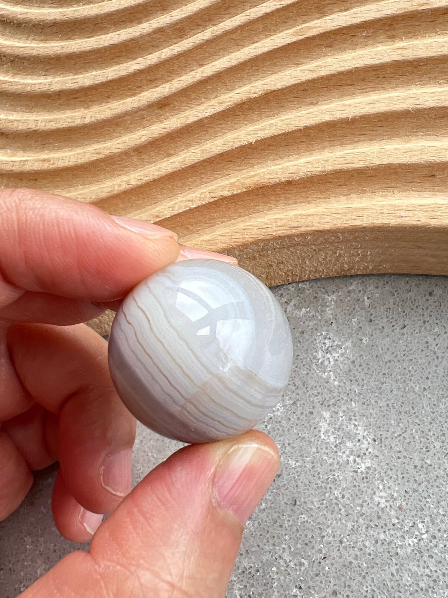 透潤瑪瑙小球
瑪瑙是玉髓礦石的一種,同為石英(Quartz)族的一員,有不同的顏色,多由半透明與不透明的條紋互相交替著,有著不同細膩的帶狀紋理和圖樣,全部都是獨一無二的圖案,非常特別,亦是我喜歡欣賞瑪瑙的其中一個原因。
瑪瑙亦是佛教七寶之一,自古以來是作辟邪,護身符之用,能量是沉厚,穩定而柔和的,對消除壓力,負面能量有幫助,從而能夠改善睡眠質素,增強記憶力。