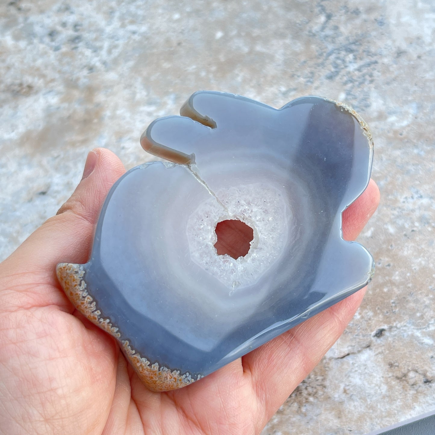 瑪瑙配靚靚晶牙 瑪瑙是玉髓礦石的一種,同為石英(Quartz)族的一員,有不同的顏色,多由半透明與不透明的條紋互相交替著,有著不同細膩的帶狀紋理和圖樣,全部都是獨一無二的圖案,非常特別,亦是我喜歡欣賞瑪瑙的其中一個原因。 瑪瑙亦是佛教七寶之一,自古以來是作辟邪,護身符之用,能量是沉厚,穩定而柔和的,對消除壓力,負面能量有幫助,從而能夠改善睡眠質素,增強記憶力。