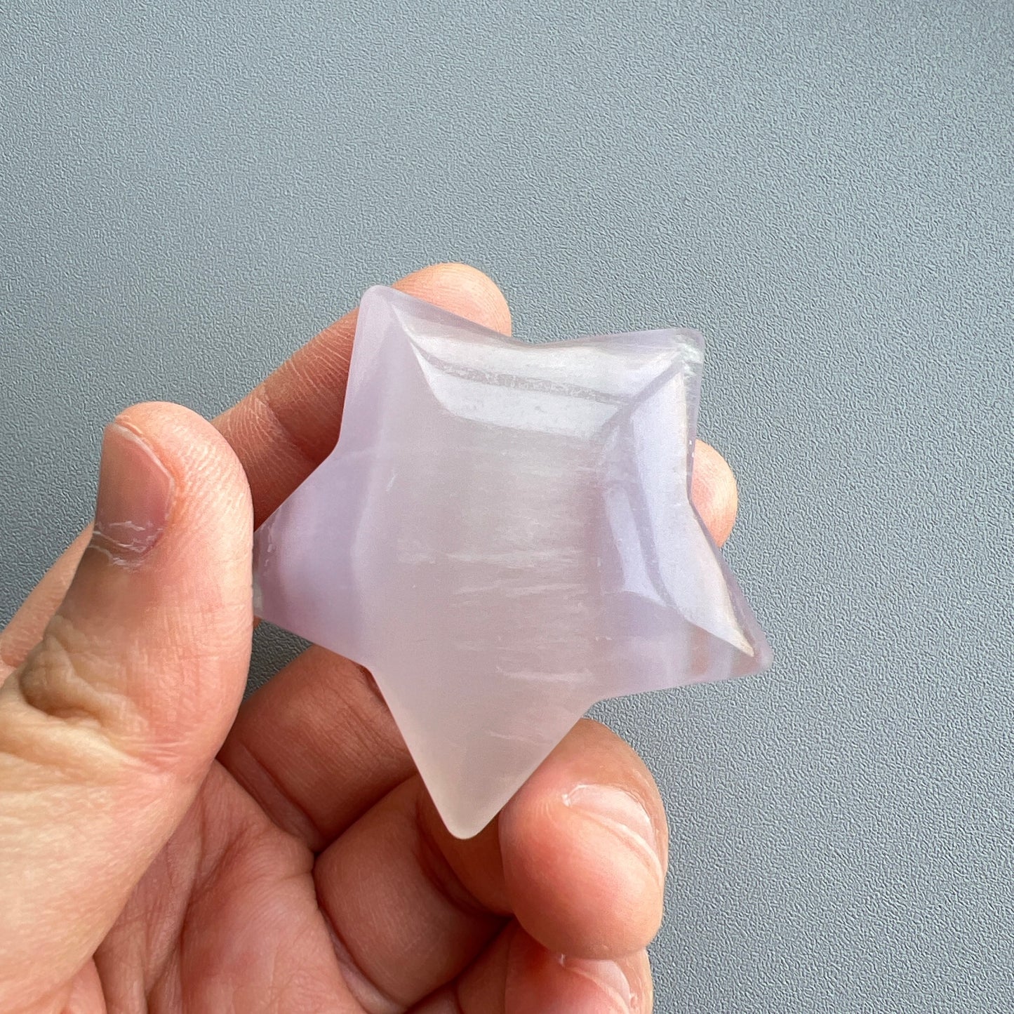 螢石星星 ⭐️
螢石是不可或缺的晶石之一,除左螢石有豐富嘅色彩和好高的觀賞價值之外,放她在工作枱亦都可以時時刻刻緩解煩躁的情緒,有助減低壓力,去除人體積累的負能量,同時亦可以減低電子器材發出的輻射。
綠螢石可幫助消除焦慮的消極感受,亦提高了冷靜思考和應對的能力。
紫螢石適合從事思考的工作者,讓思考更敏銳。