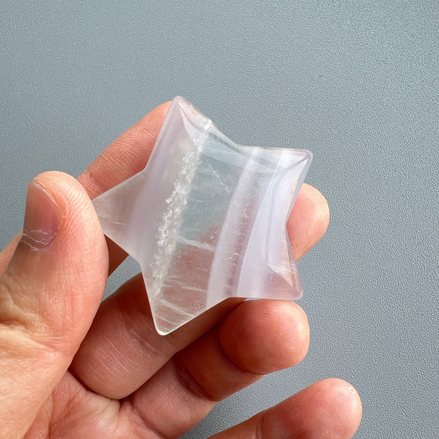 螢石星星 ⭐️
螢石是不可或缺的晶石之一,除左螢石有豐富嘅色彩和好高的觀賞價值之外,放她在工作枱亦都可以時時刻刻緩解煩躁的情緒,有助減低壓力,去除人體積累的負能量,同時亦可以減低電子器材發出的輻射。
綠螢石可幫助消除焦慮的消極感受,亦提高了冷靜思考和應對的能力。
紫螢石適合從事思考的工作者,讓思考更敏銳。