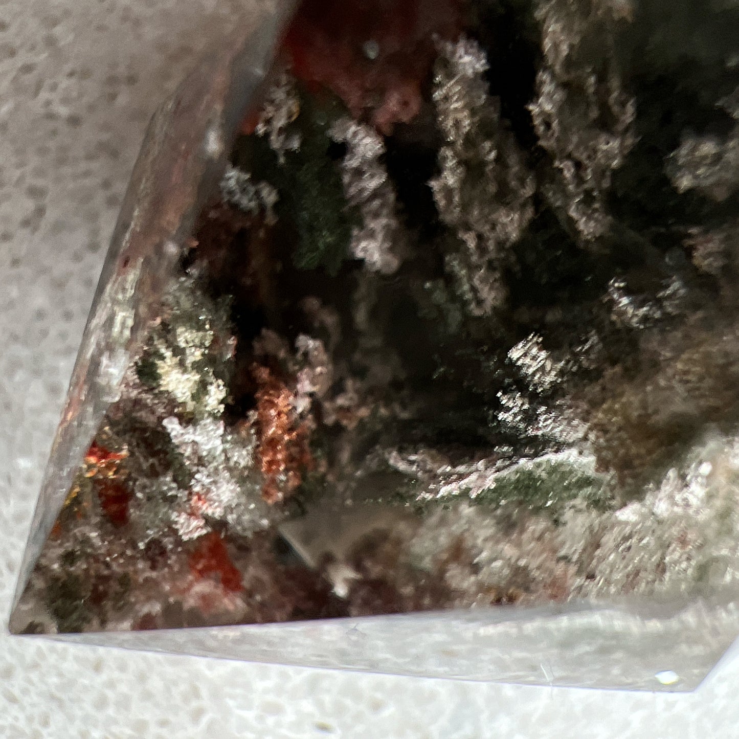 彩幽靈柱
幽靈是指內有多種顏色的火山泥或礦物質,主要有綠、紅、橙和白,包含了多種功效。
綠幽靈
-主正財,由事業,主意帶來的財富
-聚財,由辛勤努力而累積的財富
-招有助增旺事業的貴人
-平穩情緒
紅幽靈
-增加包容心與同理心
-增加理解力與包容能力
-招財的功效
-緩解疲憊,放鬆情緒
白幽靈
-淨化個人氣場
-提升記憶力