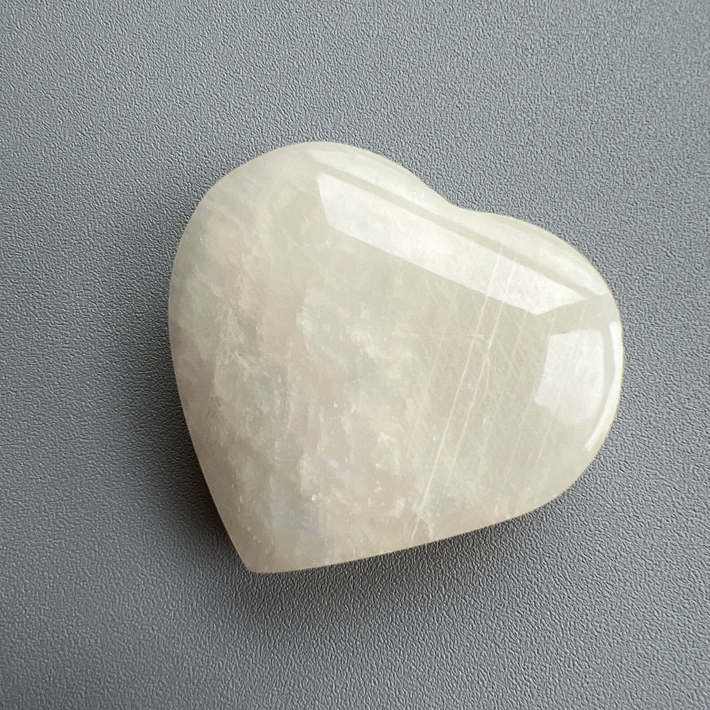 月亮石又名月光石 -是六月幸運誕生石:象徵健康、富貴 -有助穩定情緒和緩解負面情緒 -有助性格較衝動、說話率直的人變得較柔和 -放鬆身心,重拾平靜和諧 -能潤滑感情,是解決情侶紛爭的晶石