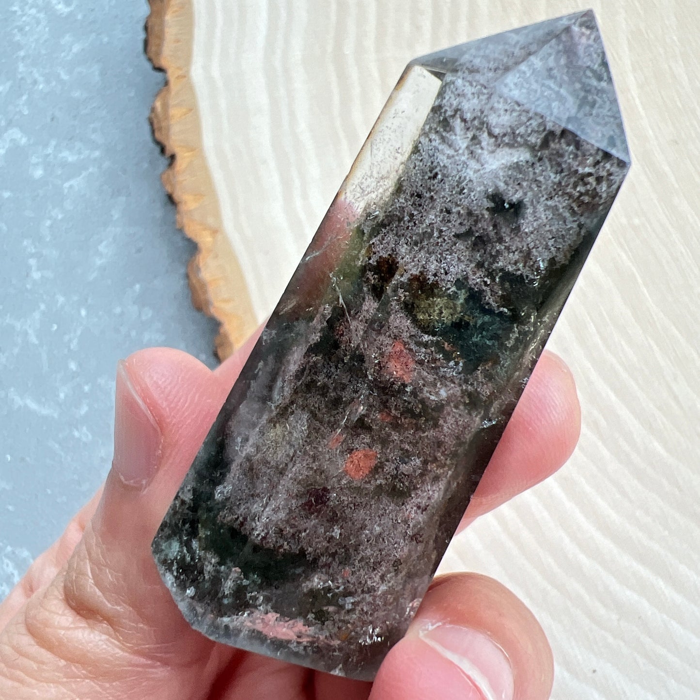彩幽靈柱
幽靈是指內有多種顏色的火山泥或礦物質,主要有綠、紅、橙和白,包含了多種功效。
綠幽靈
-主正財,由事業,主意帶來的財富
-聚財,由辛勤努力而累積的財富
-招有助增旺事業的貴人
-平穩情緒
紅幽靈
-增加包容心與同理心
-增加理解力與包容能力
-招財的功效
-緩解疲憊,放鬆情緒
白幽靈
-淨化個人氣場
-提升記憶力
