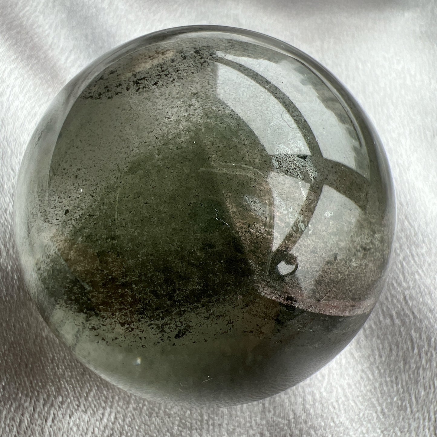 晶體非常通透 ! 金字塔頂還能看見一片彩虹 🌈 綠幽靈千層非常清晰的呈現在眼前 喜歡綠幽靈的不能錯過喔😊 彩幽靈是指內有多種顏色的火山泥或礦物質,主要有綠、紅、橙和白,包含了不同功效。 ▫️綠幽靈 -主正財,由事業,主意帶來的財富 -聚財,由辛勤努力而累積的財富 -招有助增旺事業的貴人 -平穩情緒 ▫️紅幽靈 -增加包容心與同理心 -增加理解力與包容能力 -招財的功效 -緩解疲憊,放鬆情緒 ▫️白幽靈 -淨化個人氣場 -提升記憶力