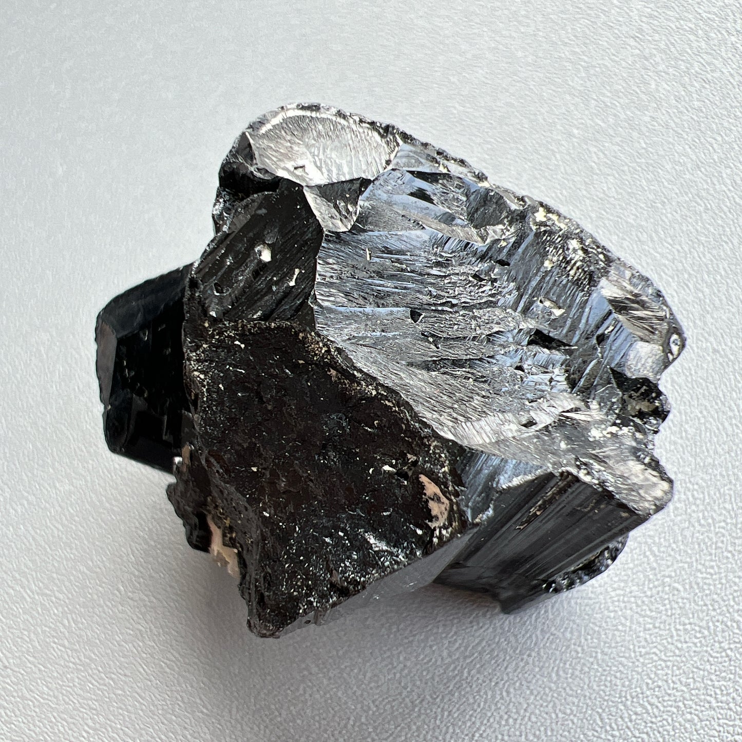 這次購入一批莫桑比克亮面精品黑碧璽原石, 有部份更是罕見的花形,每一顆都是非常精緻,紋路清晰,非常值得收藏。 黑碧璽 -可排除身上及空間的濁氣、病氣 -避邪化凶,避開不乾淨的邪物 -吸收負面能量,消除負能量