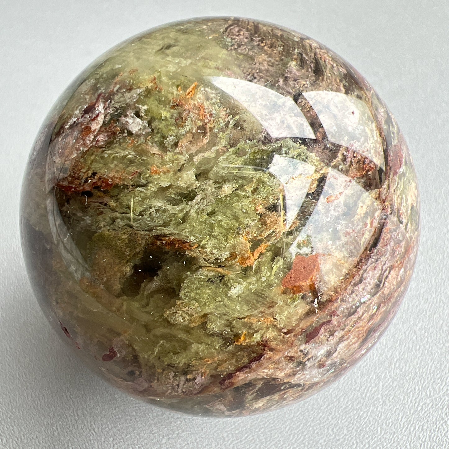 四季幽靈是指內有多種顏色的火山泥或礦物質,主要有綠、紅、橙和白,包含了不同功效。
▫️綠幽靈
-主正財,由事業,主意帶來的財富
-聚財,由辛勤努力而累積的財富
-招有助增旺事業的貴人
-平穩情緒
▫️紅幽靈
-增加包容心與同理心
-增加理解力與包容能力
-招財的功效
-緩解疲憊,放鬆情緒
▫️白幽靈
-淨化個人氣場
-提升記憶力