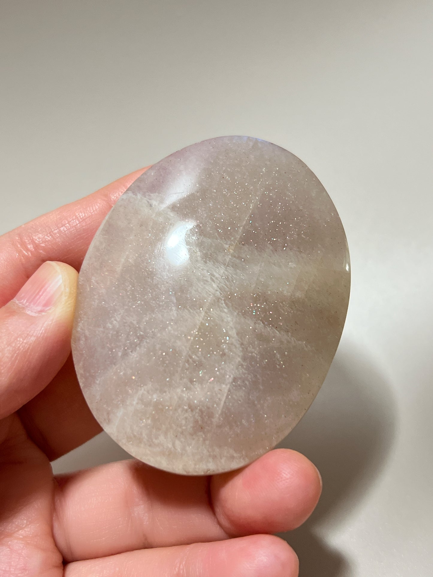 |月亮石的靈性守護
月亮石(Moonstone)又名月光石,亦是六月的幸運誕生石,象徵著健康、富貴與美好的守護:
情緒的穩定劑: 有助於安撫內心的起伏,緩解壓力和負面情緒。
柔化氣場: 適合性格較衝動、說話率直的人,幫助我們在表達時變得更柔和、更具包容力。
放鬆身心: 協助釋放身體與心靈的緊繃,重拾內心的平靜與和諧。
情感的潤滑劑: 溫柔的光芒能滋養親密關係,是守護愛情、化解情侶間小小紛爭的經典晶石。