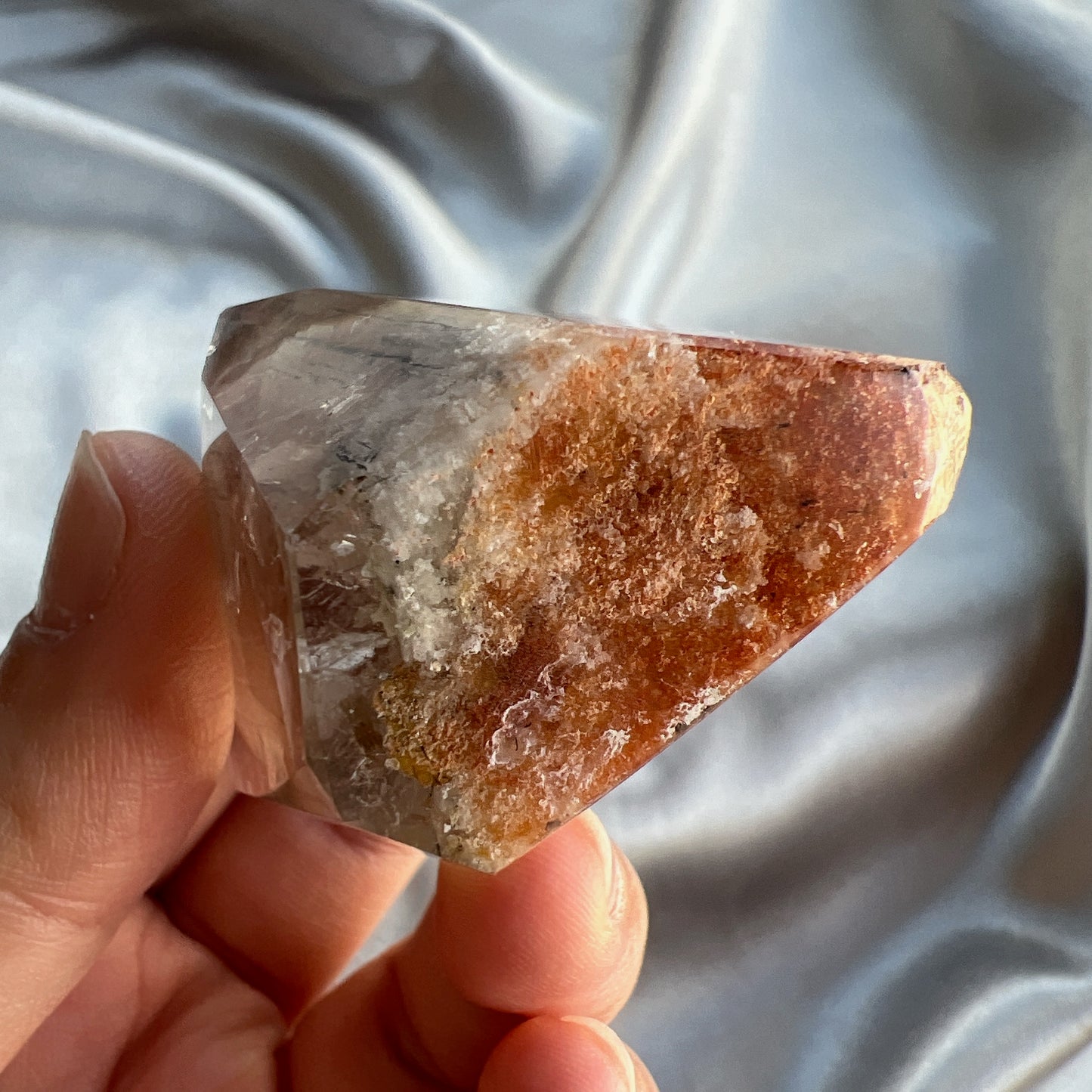 幽靈是指內有多種顏色的火山泥或礦物質,主要有綠、紅、橙和白⋯ 能量平衡:平衡身心靈的能量,消除負面能量,提升正面能量,促進整體平衡和和諧。 防護和清潔:具有防護和清潔的功效。遠離負面能量和惡意,保護人們免受不良能量侵害,同時清潔和淨化環境中的能量場。 啟發智慧和直覺:啟發智慧和直覺。提高洞察力、直覺力和靈感,使人們更加敏銳和明智地解讀事物。 精神成長:促進個人的精神成長和靈性發展。深入思考和反省,增加對自身和宇宙的理解,促進內在轉化和成長。