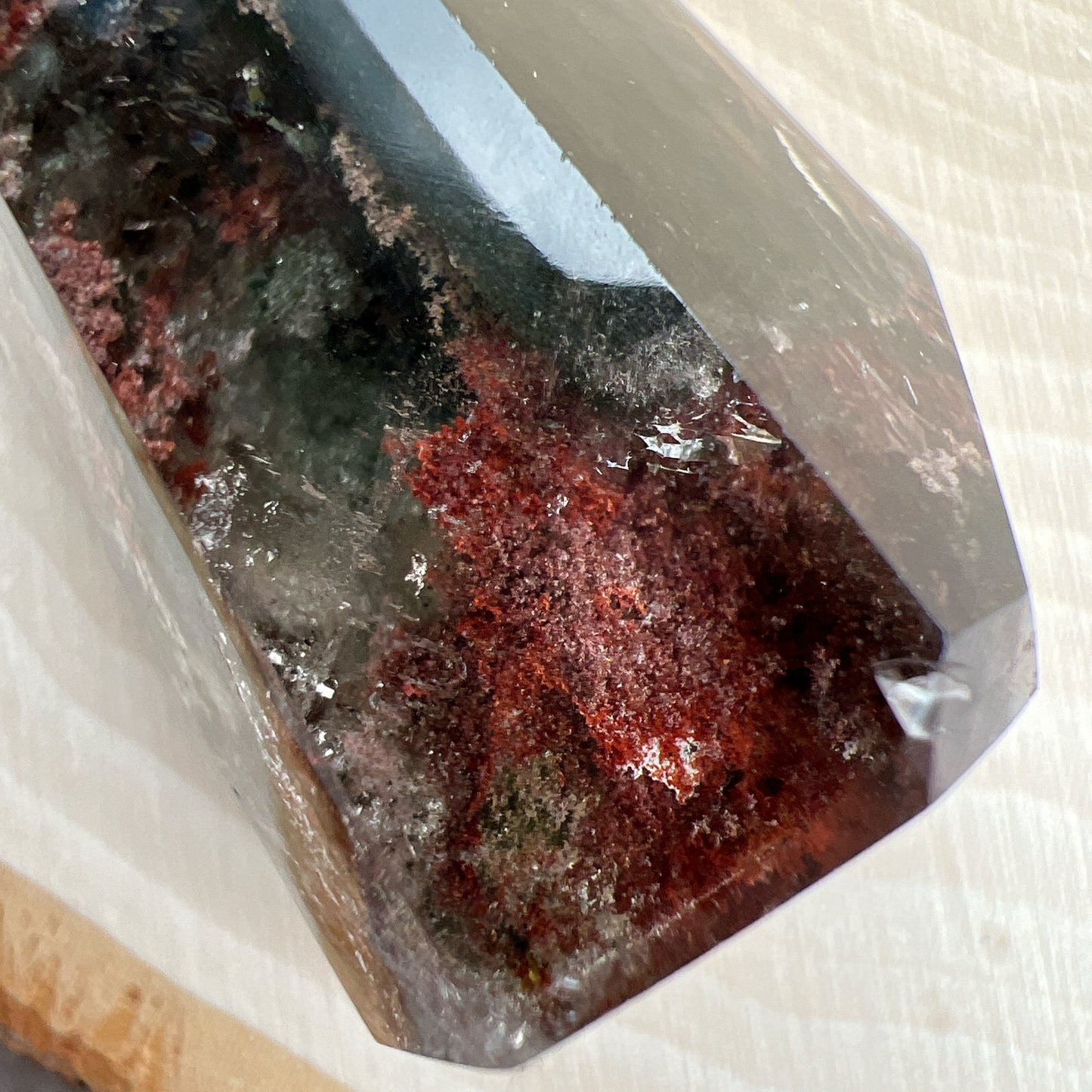 彩幽靈柱
幽靈是指內有多種顏色的火山泥或礦物質,主要有綠、紅、橙和白,包含了多種功效。
綠幽靈
-主正財,由事業,主意帶來的財富
-聚財,由辛勤努力而累積的財富
-招有助增旺事業的貴人
-平穩情緒
紅幽靈
-增加包容心與同理心
-增加理解力與包容能力
-招財的功效
-緩解疲憊,放鬆情緒
白幽靈
-淨化個人氣場
-提升記憶力