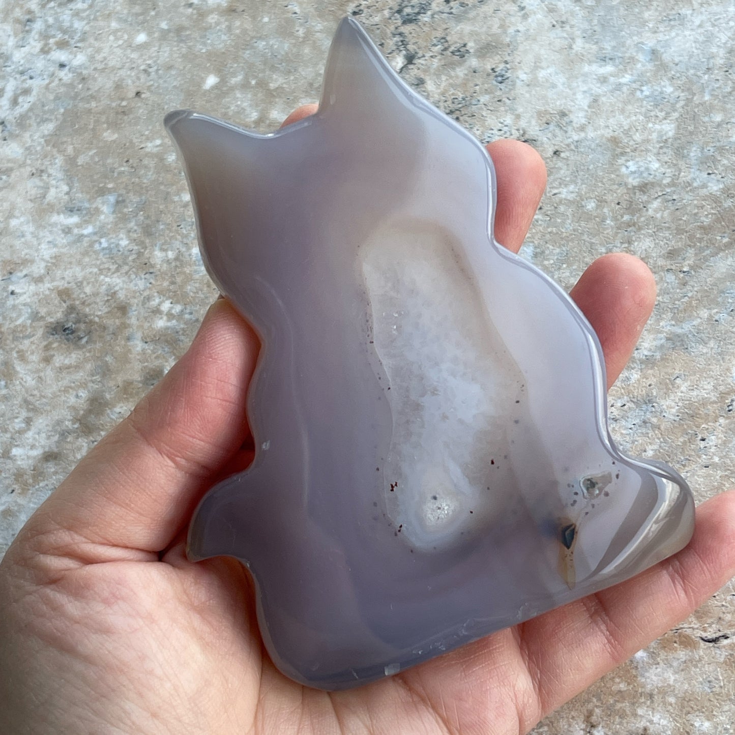 瑪瑙配軟糖晶牙 瑪瑙是玉髓礦石的一種,同為石英(Quartz)族的一員,有不同的顏色,多由半透明與不透明的條紋互相交替著,有著不同細膩的帶狀紋理和圖樣,全部都是獨一無二的圖案,非常特別,亦是我喜歡欣賞瑪瑙的其中一個原因。 瑪瑙亦是佛教七寶之一,自古以來是作辟邪,護身符之用,能量是沉厚,穩定而柔和的,對消除壓力,負面能量有幫助,從而能夠改善睡眠質素,增強記憶力。