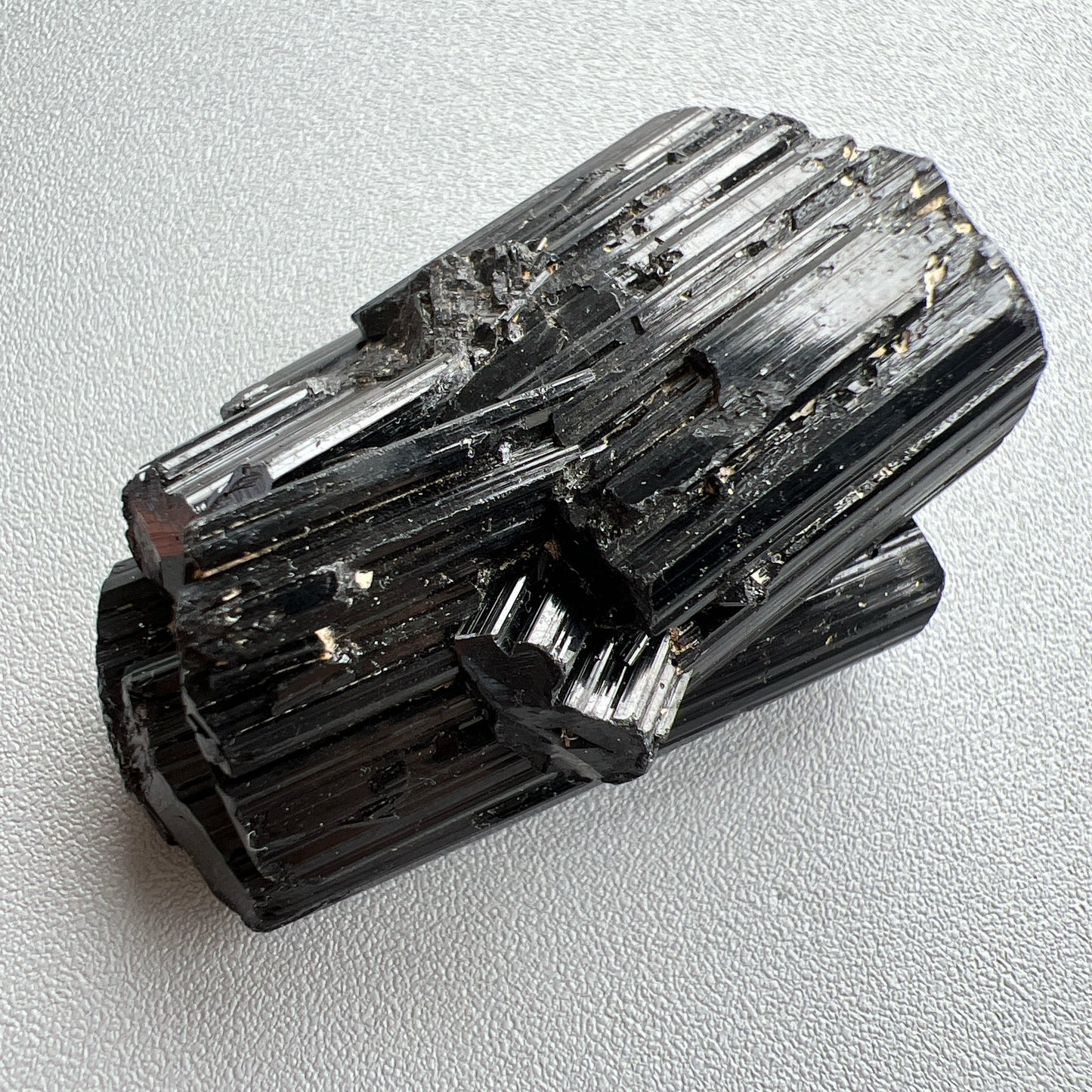 這次購入一批莫桑比克亮面精品黑碧璽原石, 有部份更是罕見的花形,每一顆都是非常精緻,紋路清晰,非常值得收藏。 黑碧璽 -可排除身上及空間的濁氣、病氣 -避邪化凶,避開不乾淨的邪物 -吸收負面能量,消除負能量