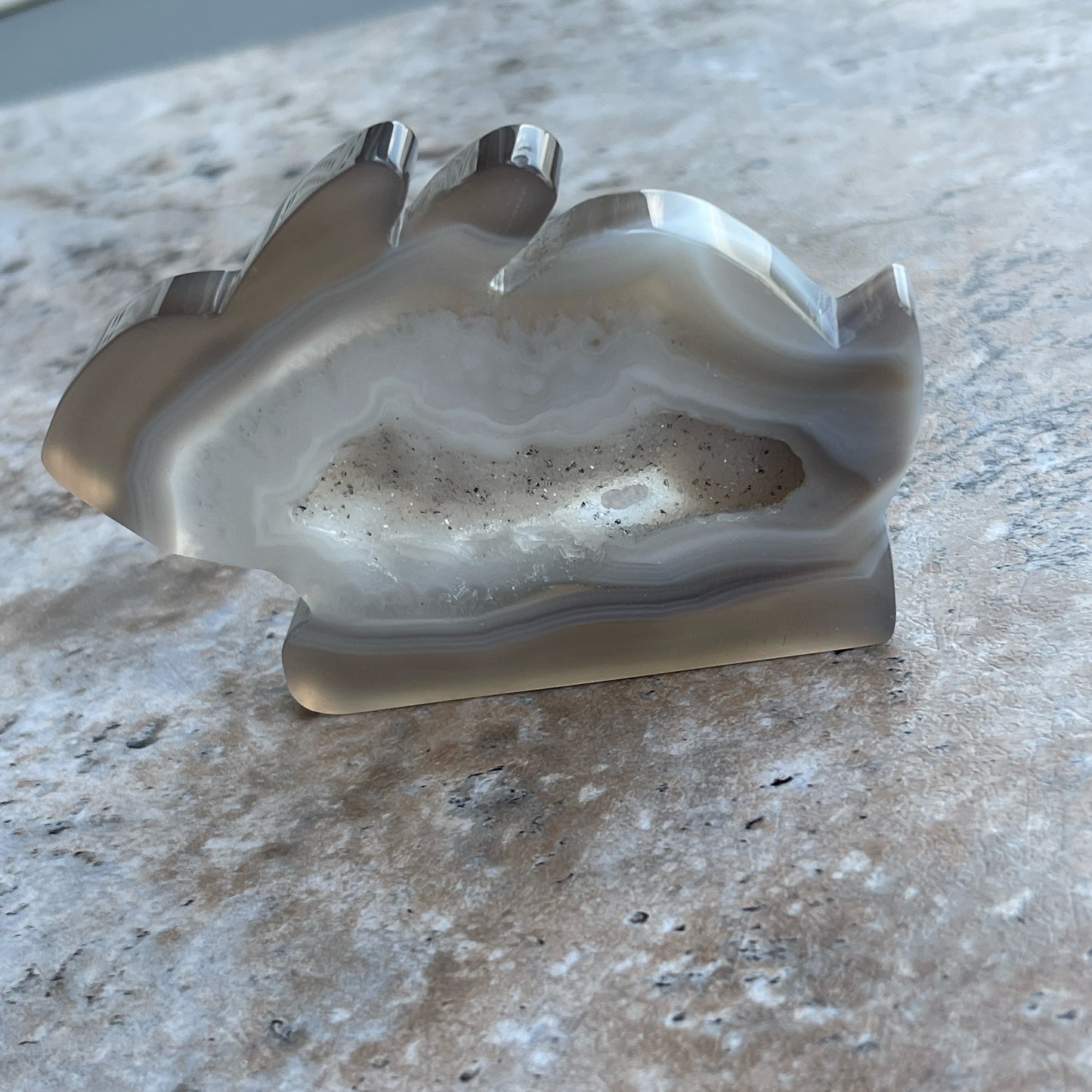 瑪瑙配軟糖晶牙 瑪瑙是玉髓礦石的一種,同為石英(Quartz)族的一員,有不同的顏色,多由半透明與不透明的條紋互相交替著,有著不同細膩的帶狀紋理和圖樣,全部都是獨一無二的圖案,非常特別,亦是我喜歡欣賞瑪瑙的其中一個原因。 瑪瑙亦是佛教七寶之一,自古以來是作辟邪,護身符之用,能量是沉厚,穩定而柔和的,對消除壓力,負面能量有幫助,從而能夠改善睡眠質素,增強記憶力。