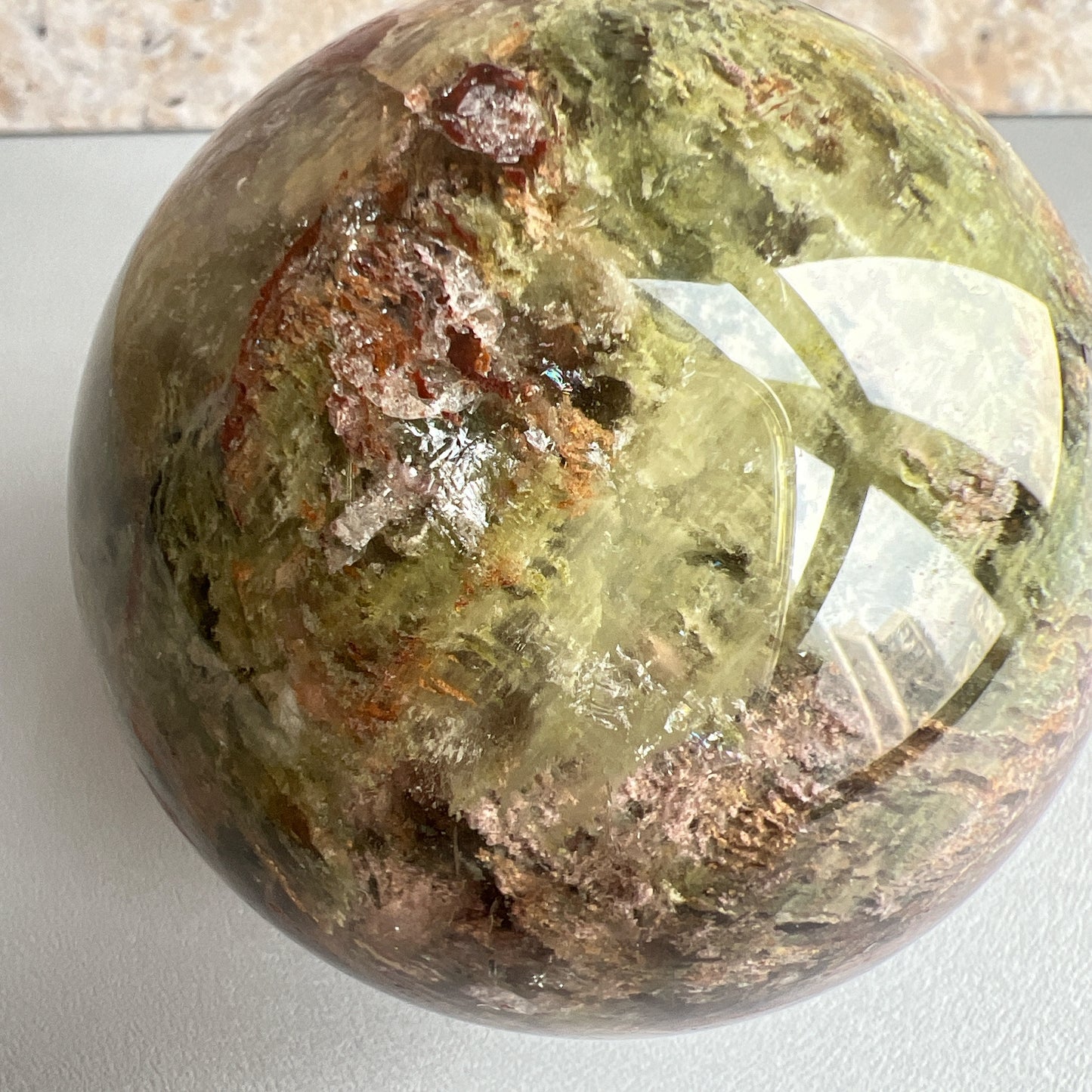 四季幽靈是指內有多種顏色的火山泥或礦物質,主要有綠、紅、橙和白,包含了不同功效。
▫️綠幽靈
-主正財,由事業,主意帶來的財富
-聚財,由辛勤努力而累積的財富
-招有助增旺事業的貴人
-平穩情緒
▫️紅幽靈
-增加包容心與同理心
-增加理解力與包容能力
-招財的功效
-緩解疲憊,放鬆情緒
▫️白幽靈
-淨化個人氣場
-提升記憶力