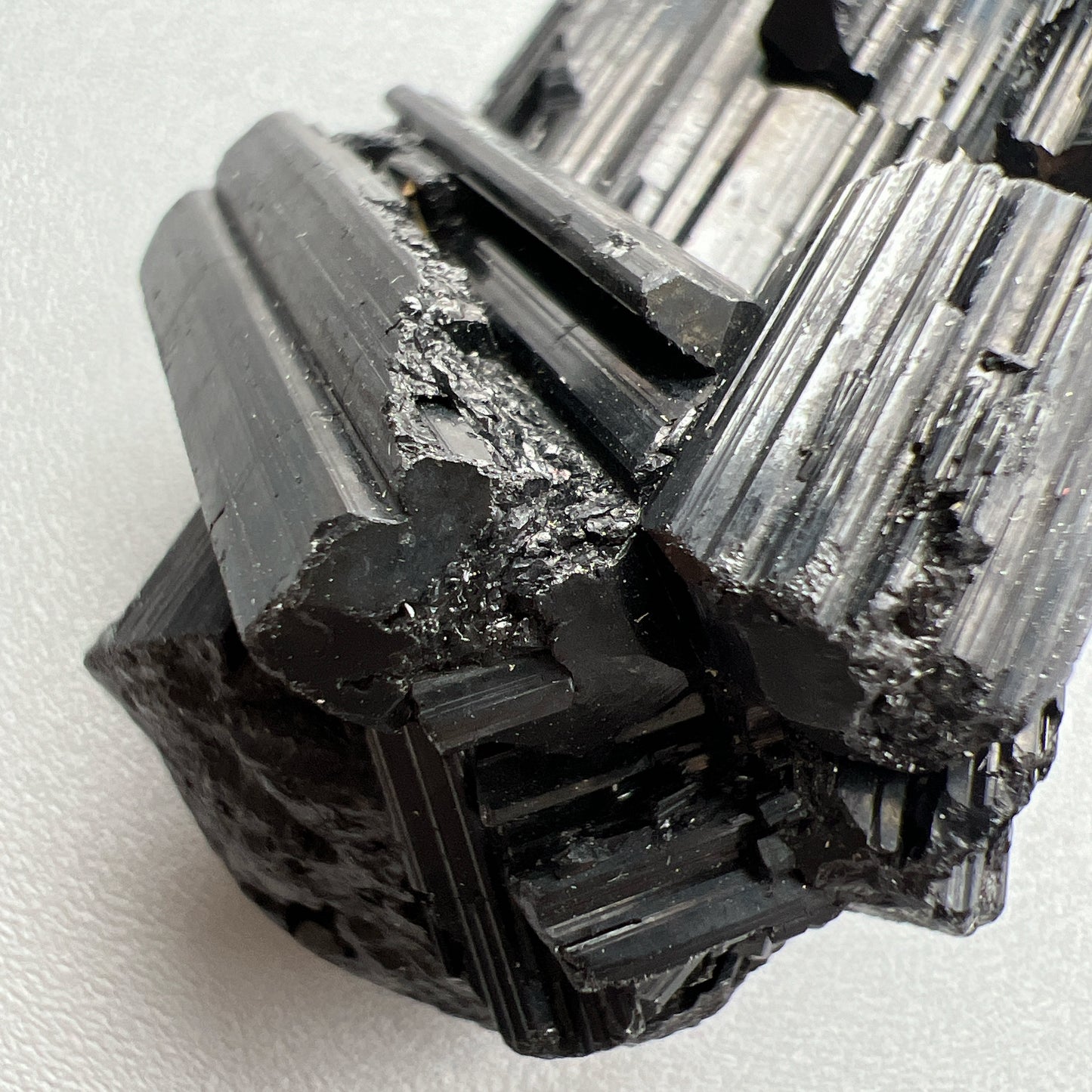 這次購入一批莫桑比克亮面精品黑碧璽原石, 有部份更是罕見的花形,每一顆都是非常精緻,紋路清晰,非常值得收藏。 黑碧璽 -可排除身上及空間的濁氣、病氣 -避邪化凶,避開不乾淨的邪物 -吸收負面能量,消除負能量